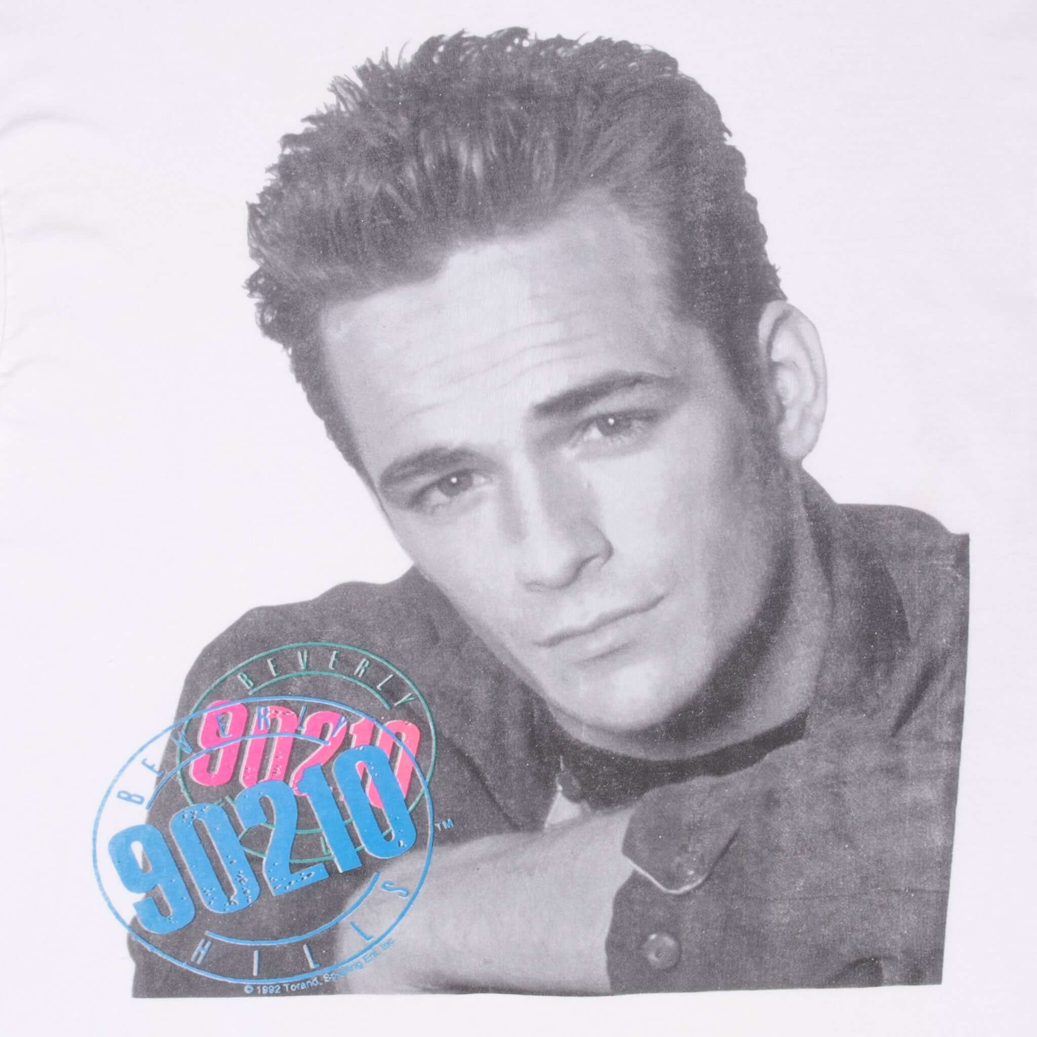 Vintage Tv Show Beverly Hills 90210 White Tee Shirt 1990S Size 2XL Made In USA with Single Stitch Sleeves
Tori Spelling, Luke Perry, Shannen Doherty, Ian Ziering, Jason Priestley, Matthew Perry...