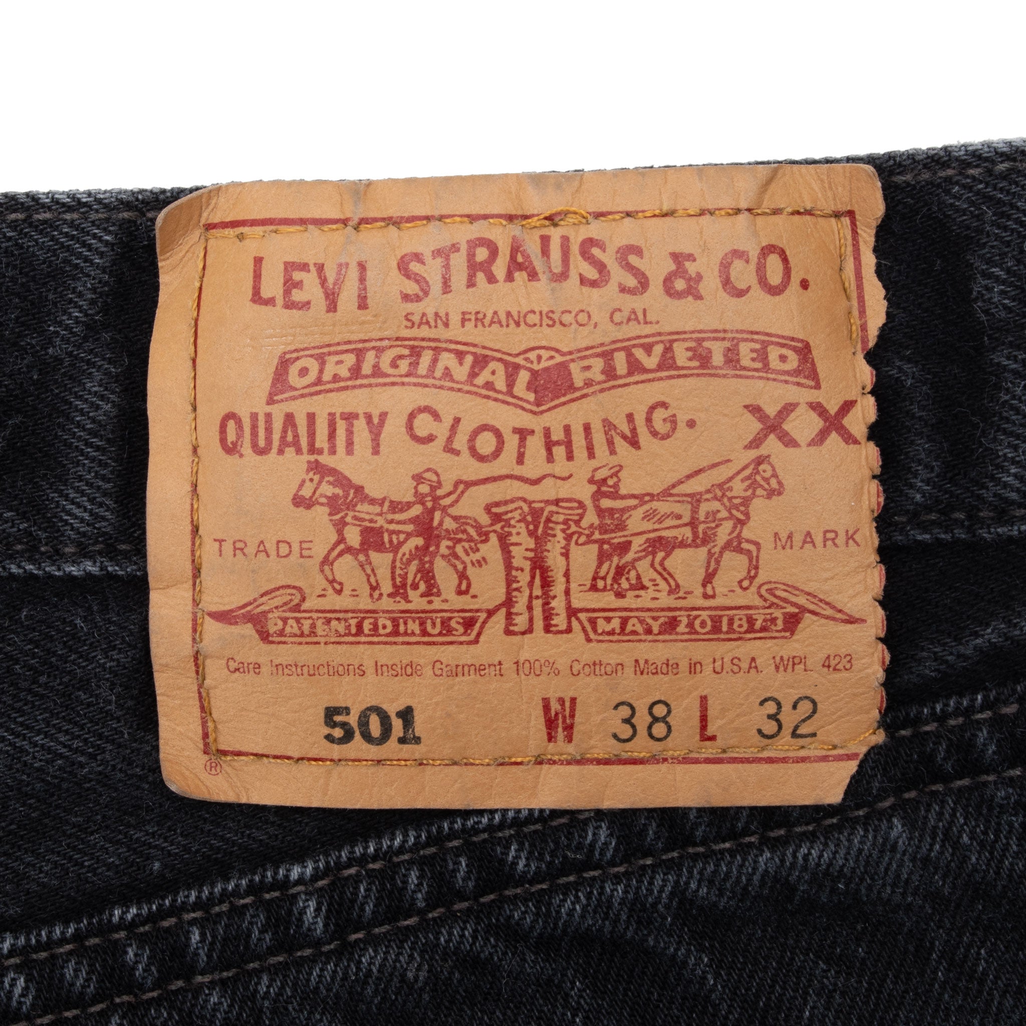 Beautiful Vintage Black Levis 501 Jeans 1990S Size 36X31 Made in USA
Size on Tag 38X32 Actual Size 36X31
Back Button #522
