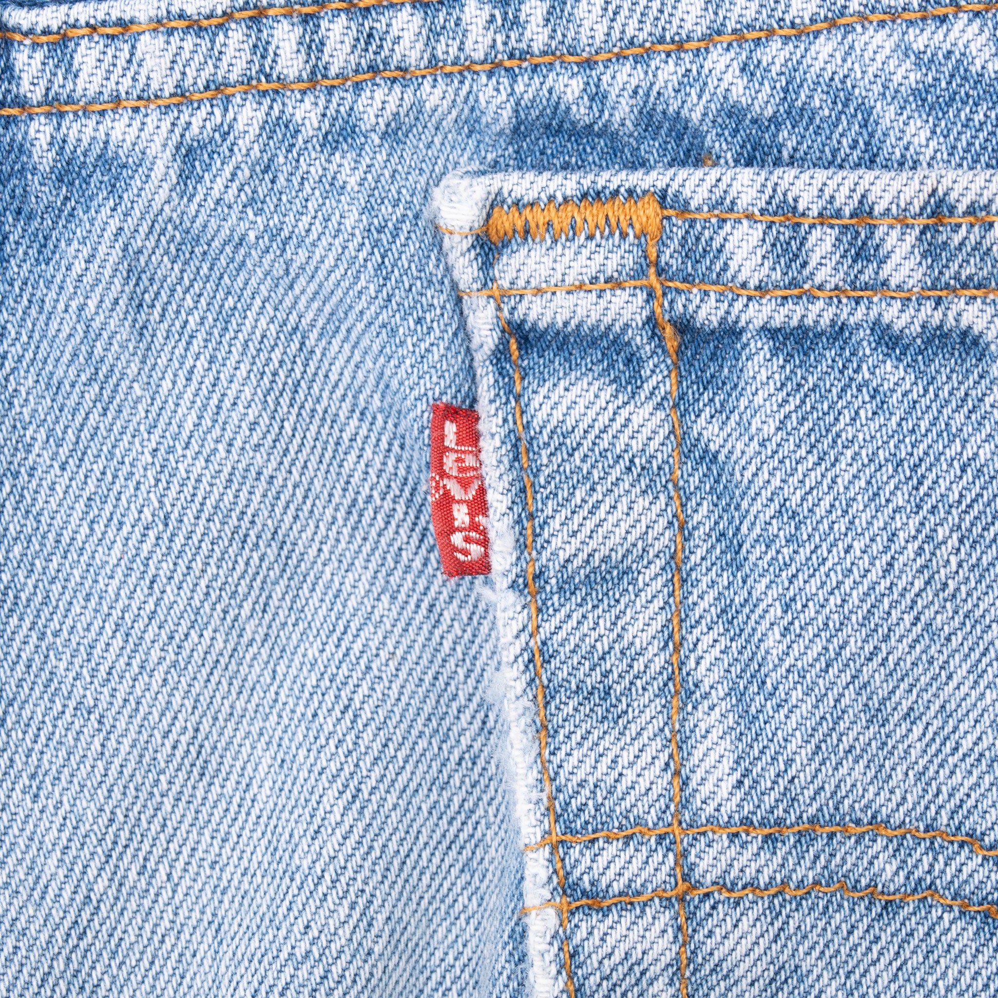 Vintage Levis 501 Indigo Blue Jeans 1990S Size 37X28 Made In Usa With A Medium Light Wash
Size On Tag 40X31 Actual Size 37X28
Back Button #524