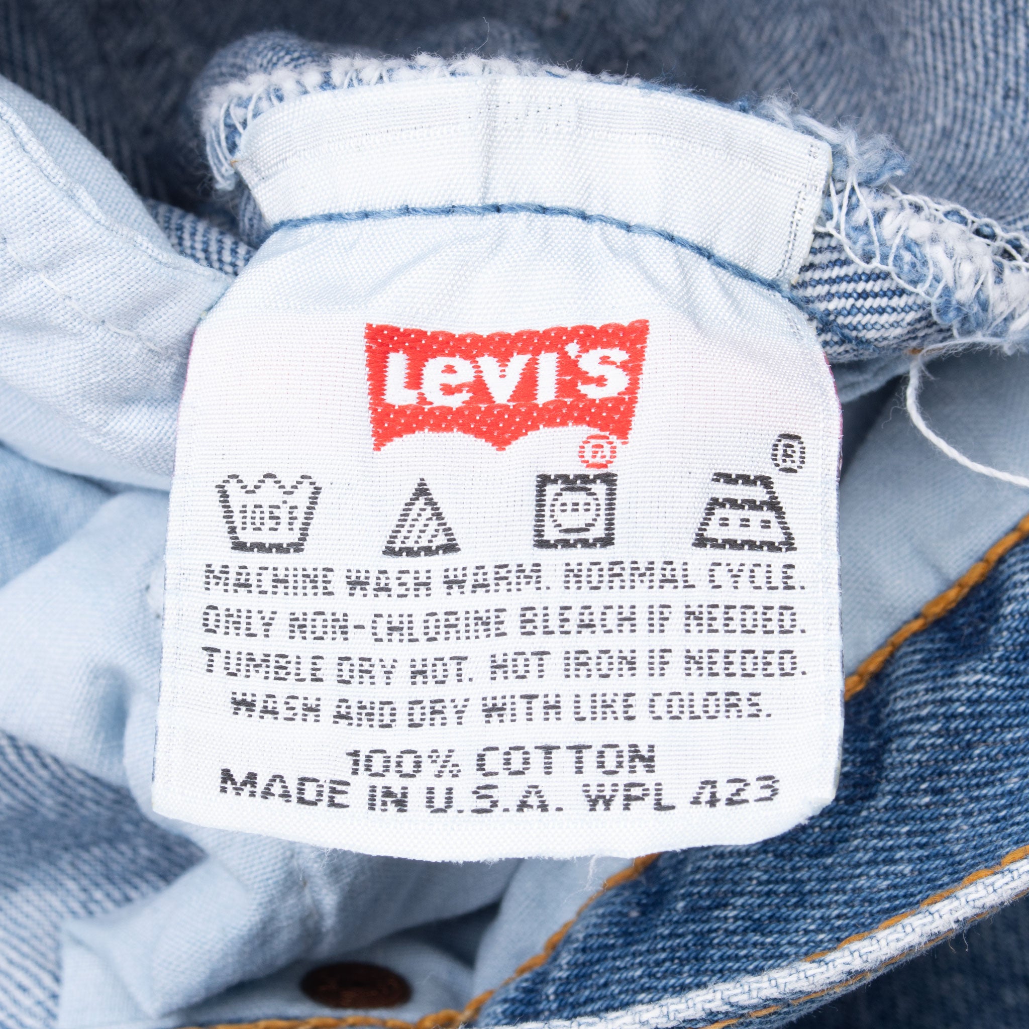 Beautiful Vintage Black Levis 501 Jeans Size 40X33 Made in USA With A Medium Wash
Size on Tag 42X34 Actual Size 40X33
Back Button #520