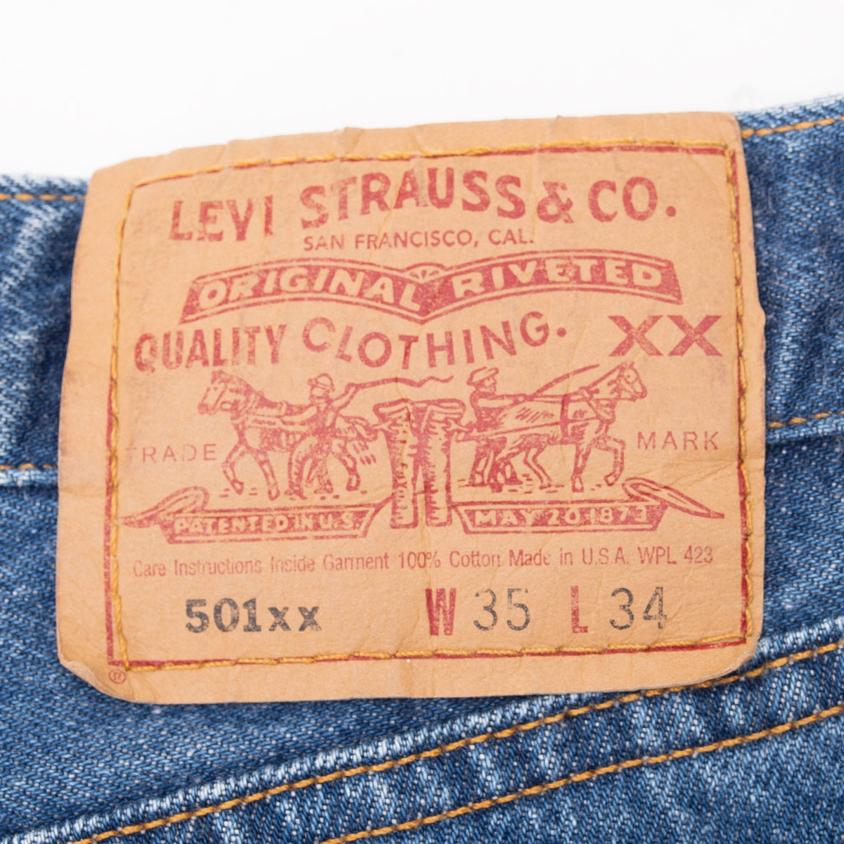 Vintage Levis 501 Jeans Indigo 1990S Size W33 L31 Made In Usa With A Medium Wash
Size On Tag 35X34 Actual Size 33X31
Back Button #552