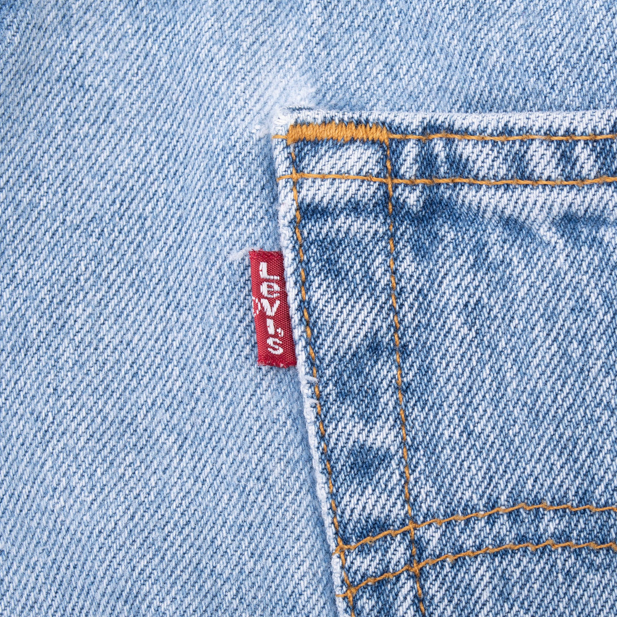 Beautiful Vintage Levis 501 Indigo Light Wash Blue Jeans 1990S Size 38X29 Made In Usa
Size On Tag 40X30 Actual Size 38X29
Back Button #553