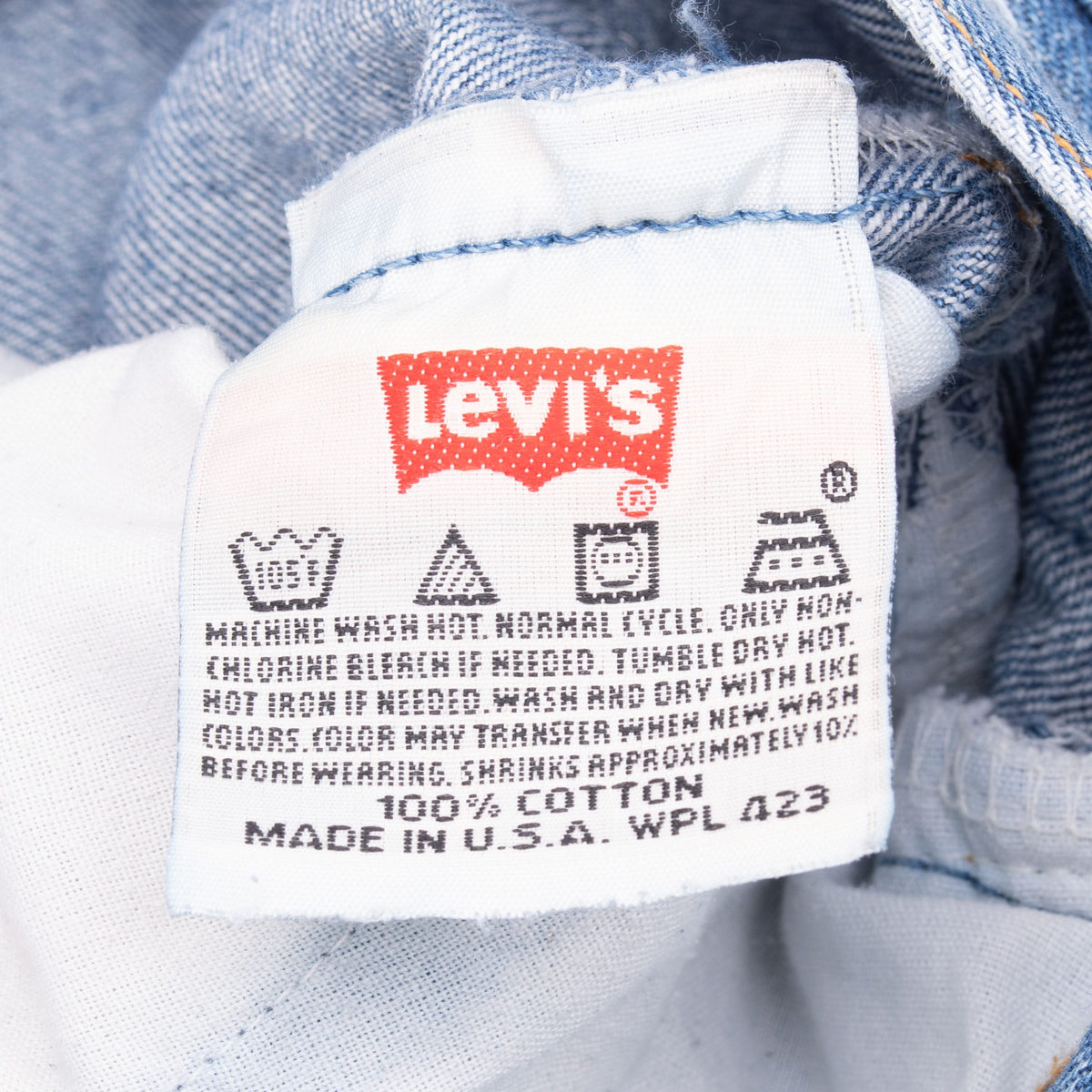 Beautiful Indigo Levis 501 Jeans 1990S Size 30X31 Made in USA with a medium blue with some light whiskers
Size 31X36 Actual Size 30X31
Back Button #555