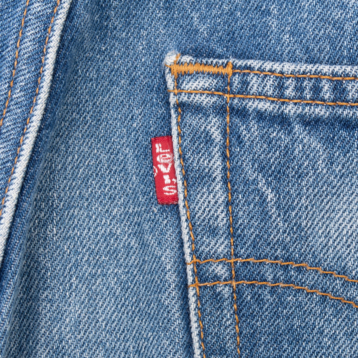 Beautiful Indigo Levis 501 Jeans 1990S Size 30X31 Made in USA with a medium blue with some light whiskers
Size 31X36 Actual Size 30X31
Back Button #555