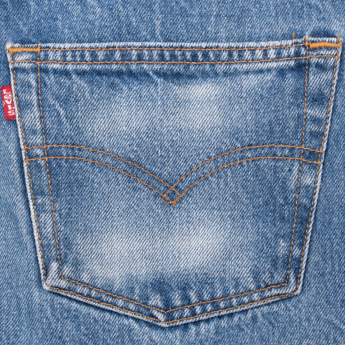 Beautiful Indigo Levis 501 Jeans 1990S Size 30X31 Made in USA with a medium blue with some light whiskers
Size 31X36 Actual Size 30X31
Back Button #555