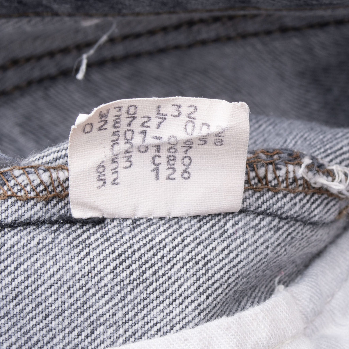 Beautiful Vintage faded Black Levis 501 Jeans 1980S Size 29X32 Made in USA With A Medium Wash
Size on Tag 30X32 Actual Size 29X32
Back Button #653