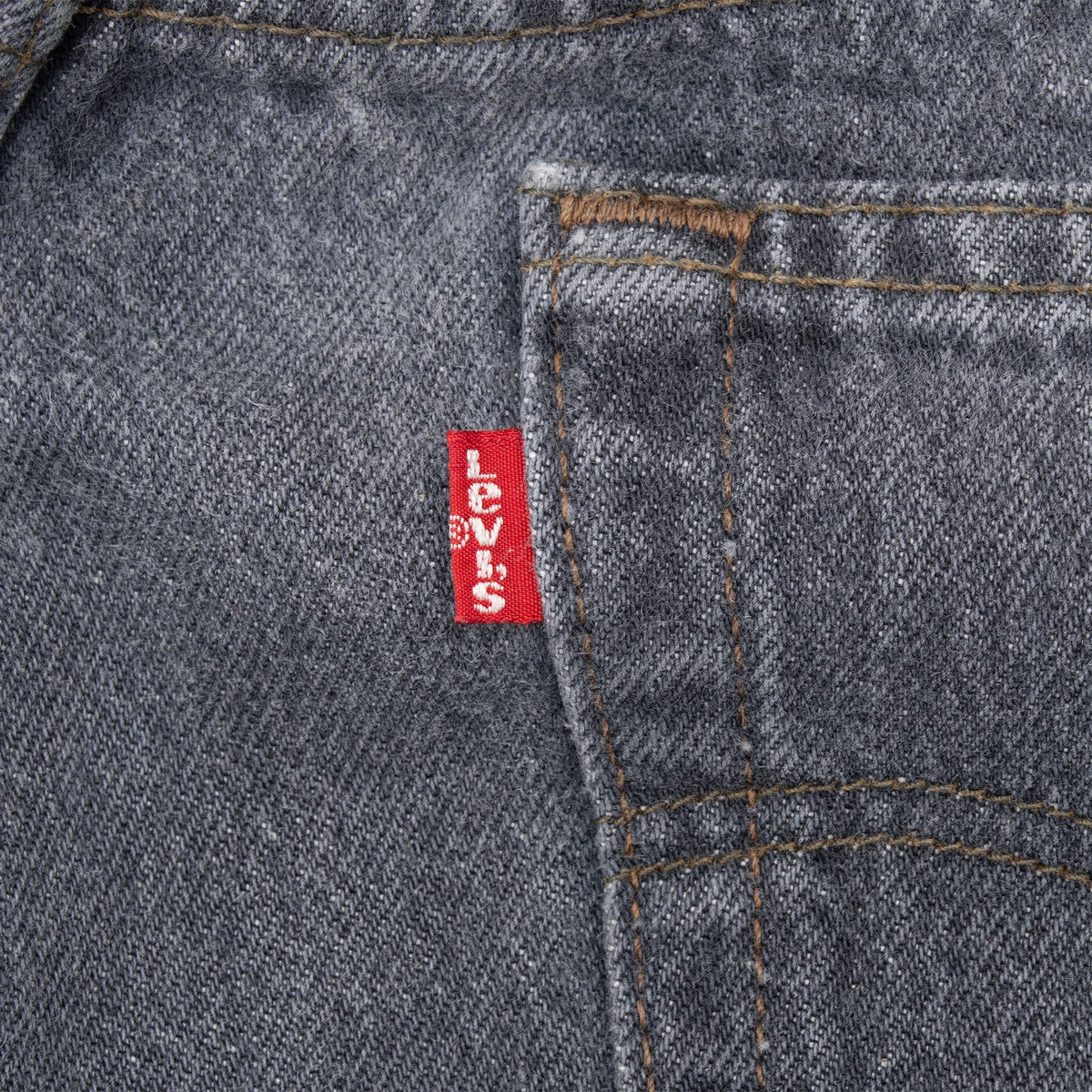 Beautiful Vintage faded Black Levis 501 Jeans 1980S Size 29X32 Made in USA With A Medium Wash
Size on Tag 30X32 Actual Size 29X32
Back Button #653