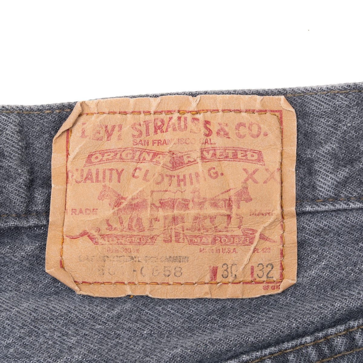 Beautiful Vintage faded Black Levis 501 Jeans 1980S Size 29X32 Made in USA With A Medium Wash
Size on Tag 30X32 Actual Size 29X32
Back Button #653