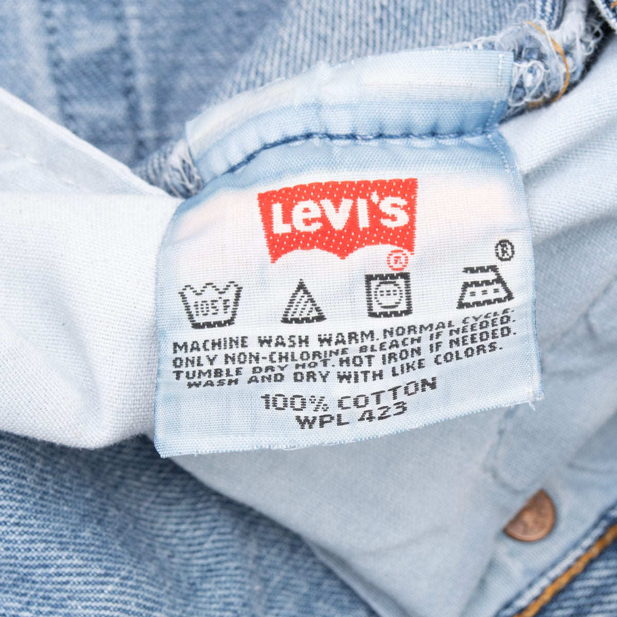 Vintage Levis 501 Indigo Blue Jeans 1990S Size 39X30 Made In USA With A Beautiful Medium Wash
Size on Tag 40X30 Actual size 39X30
Back Button #553