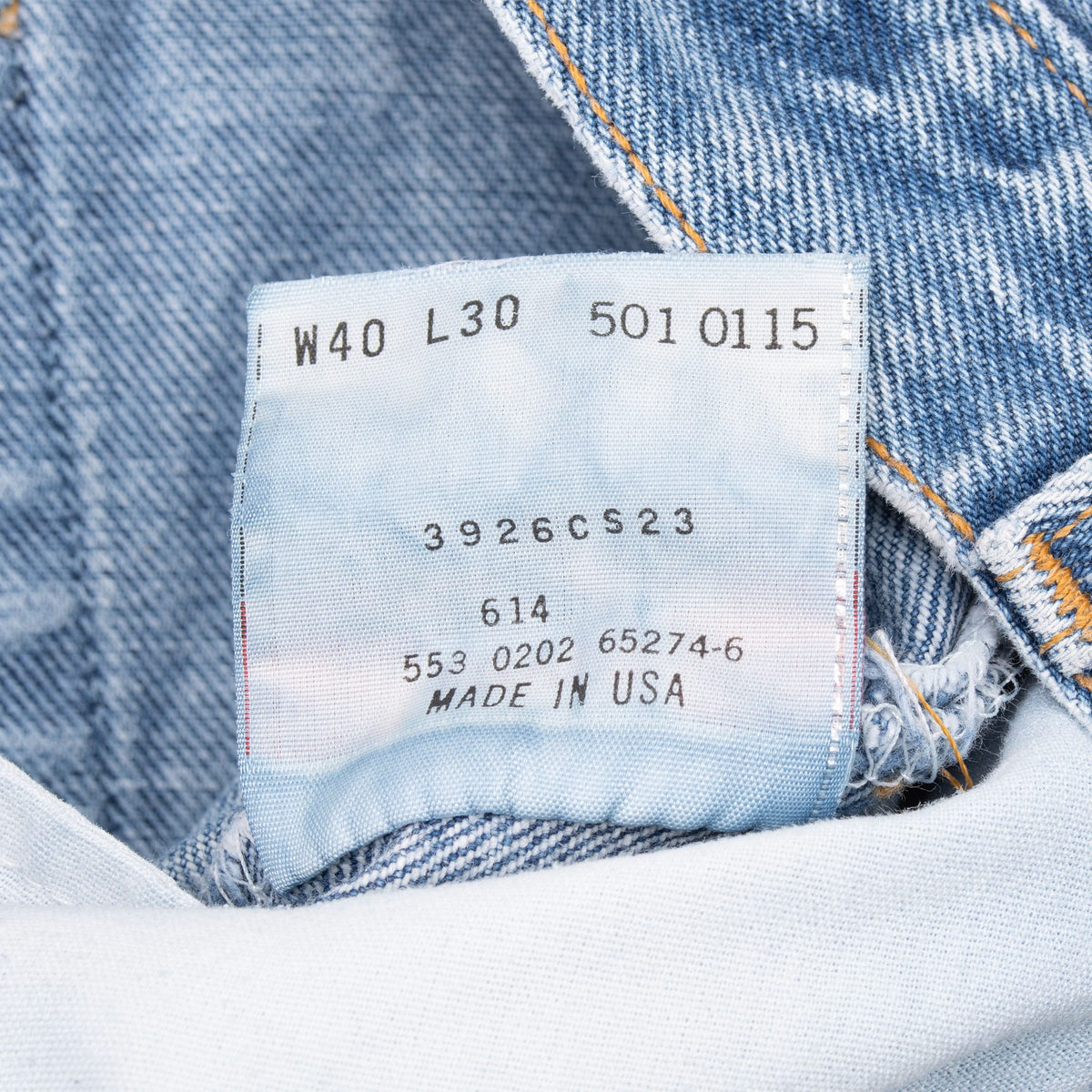 Vintage Levis 501 Indigo Blue Jeans 1990S Size 39X30 Made In USA With A Beautiful Medium Wash
Size on Tag 40X30 Actual size 39X30
Back Button #553