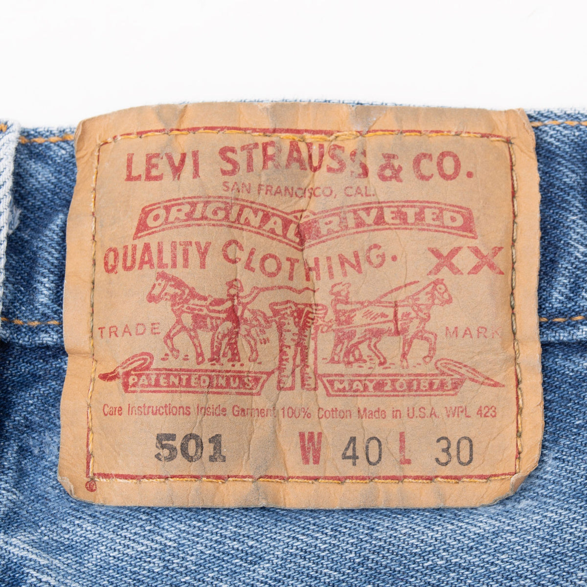 Vintage Levis 501 Indigo Blue Jeans 1990S Size 39X30 Made In USA With A Beautiful Medium Wash
Size on Tag 40X30 Actual size 39X30
Back Button #553