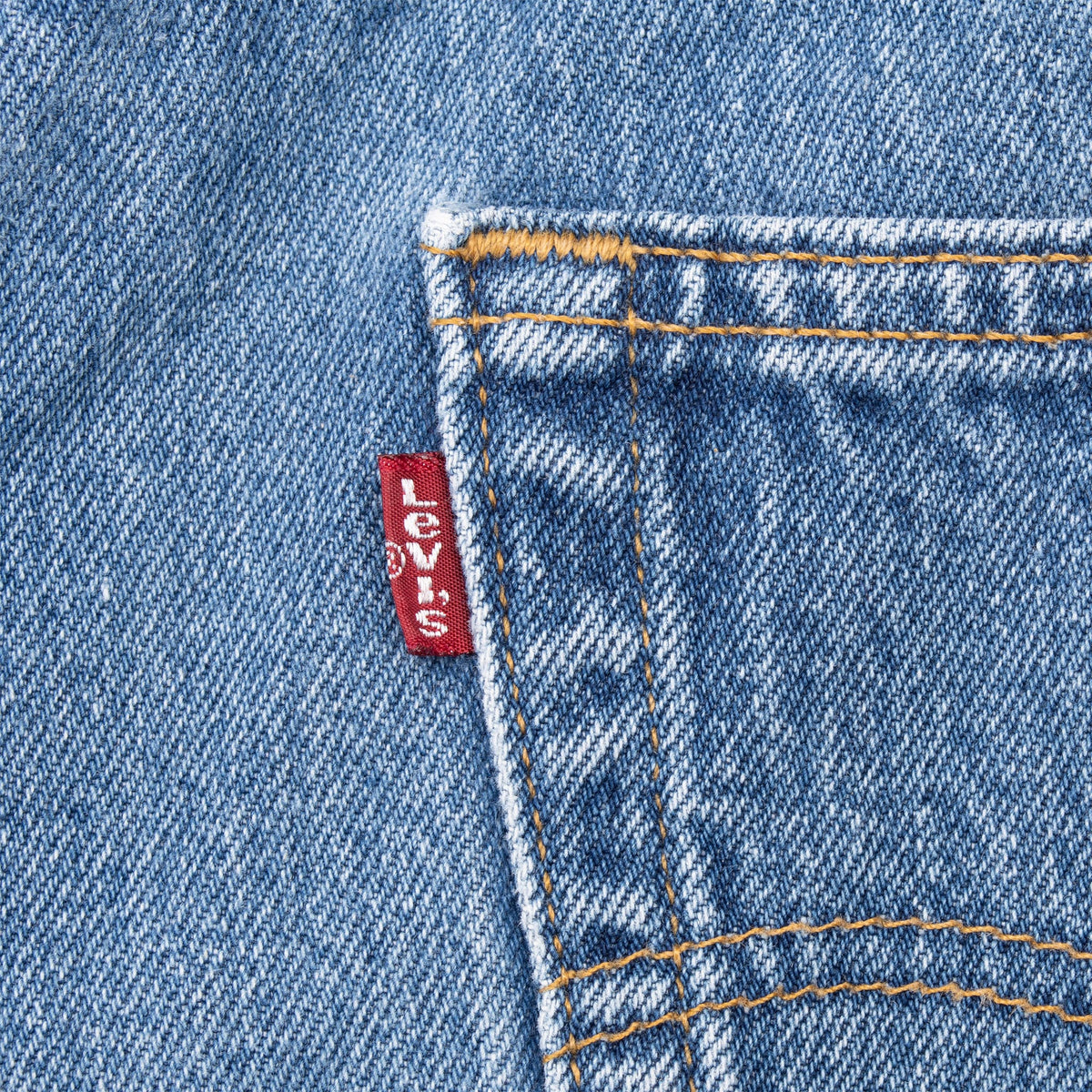 Vintage Levis 501 Indigo Blue Jeans 1990S Size 39X30 Made In USA With A Beautiful Medium Wash
Size on Tag 40X30 Actual size 39X30
Back Button #553