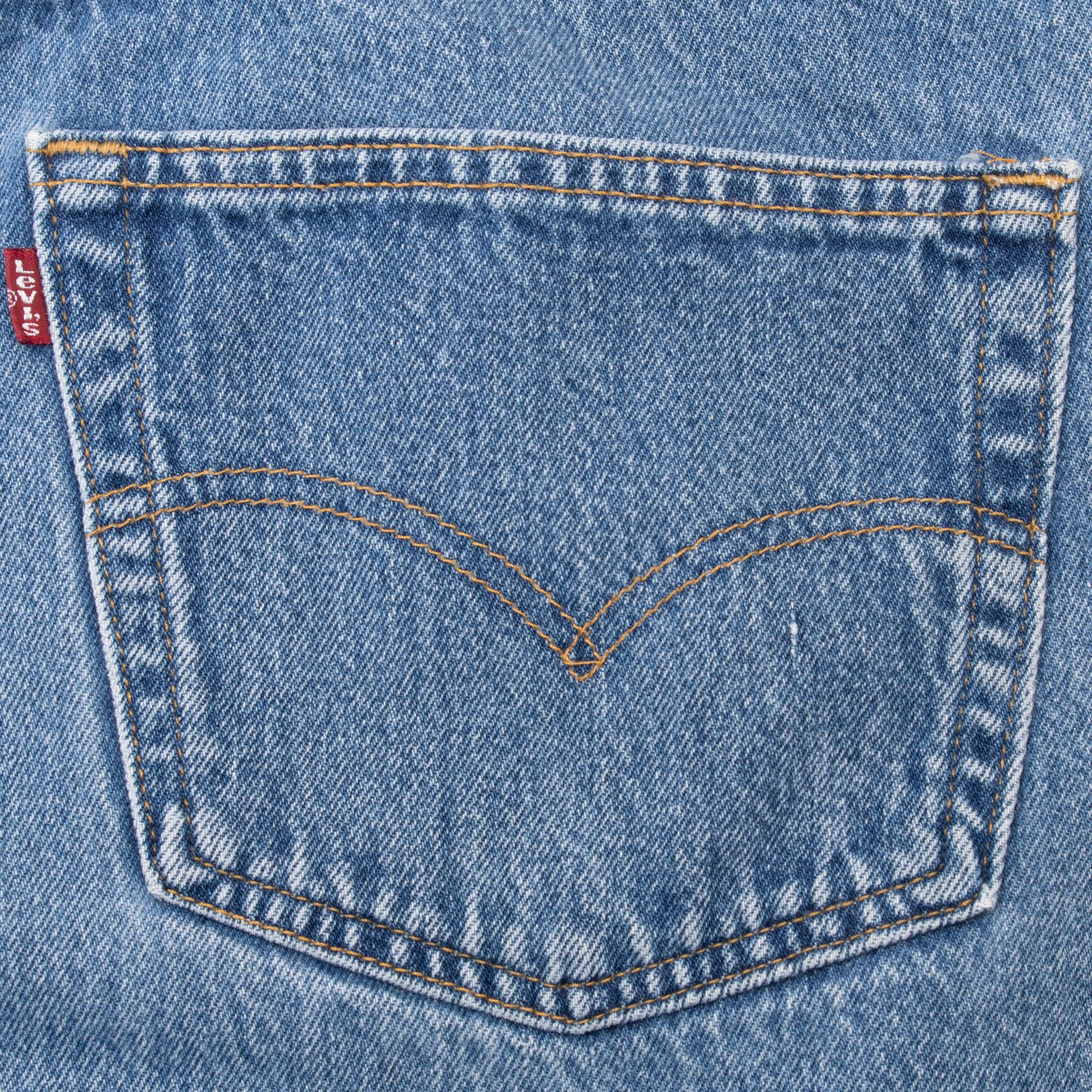 Vintage Levis 501 Indigo Blue Jeans 1990S Size 39X30 Made In USA With A Beautiful Medium Wash
Size on Tag 40X30 Actual size 39X30
Back Button #553