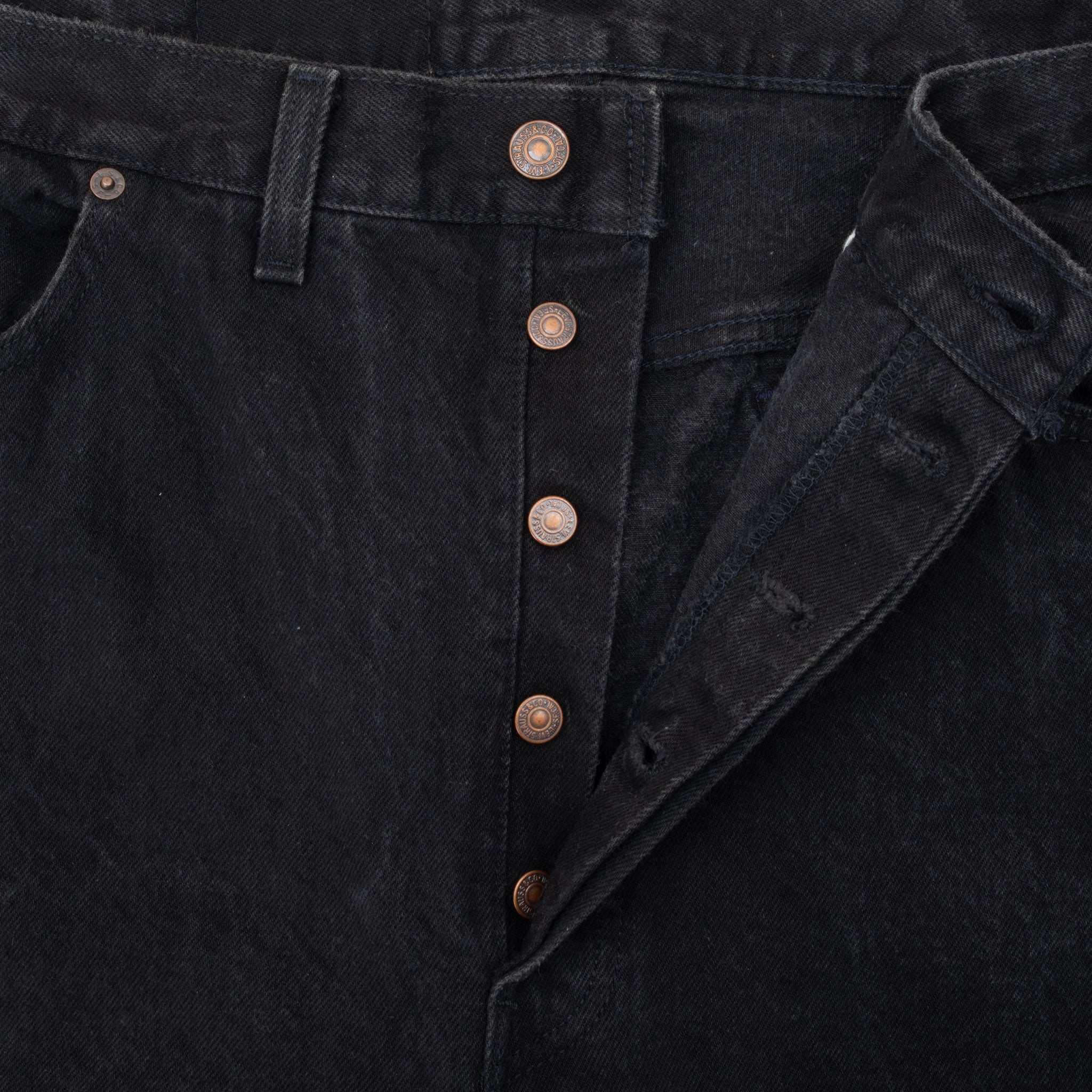 Vintage Levis 501 Black Jeans 1990S Size 38X30 Made In Usa
Size On Tag 40X30 Actual Size 38X30
Back Button #544