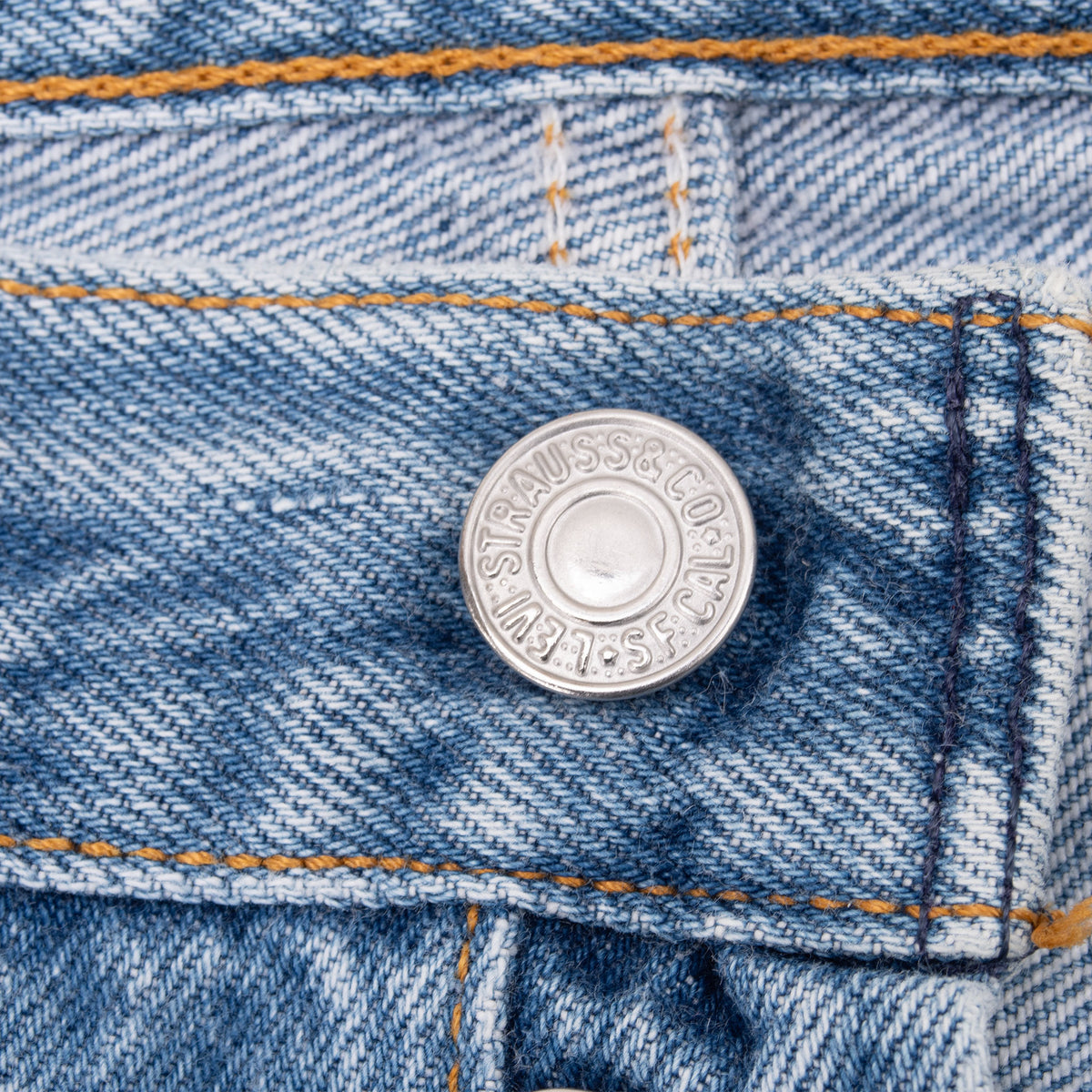 Vintage Levis 501 Indigo Blue Jeans 1990S Size 37X29 Made In Usa With A Medium Light Wash
Size On Tag 38X30 Actual Size 37X29
Back Button #532