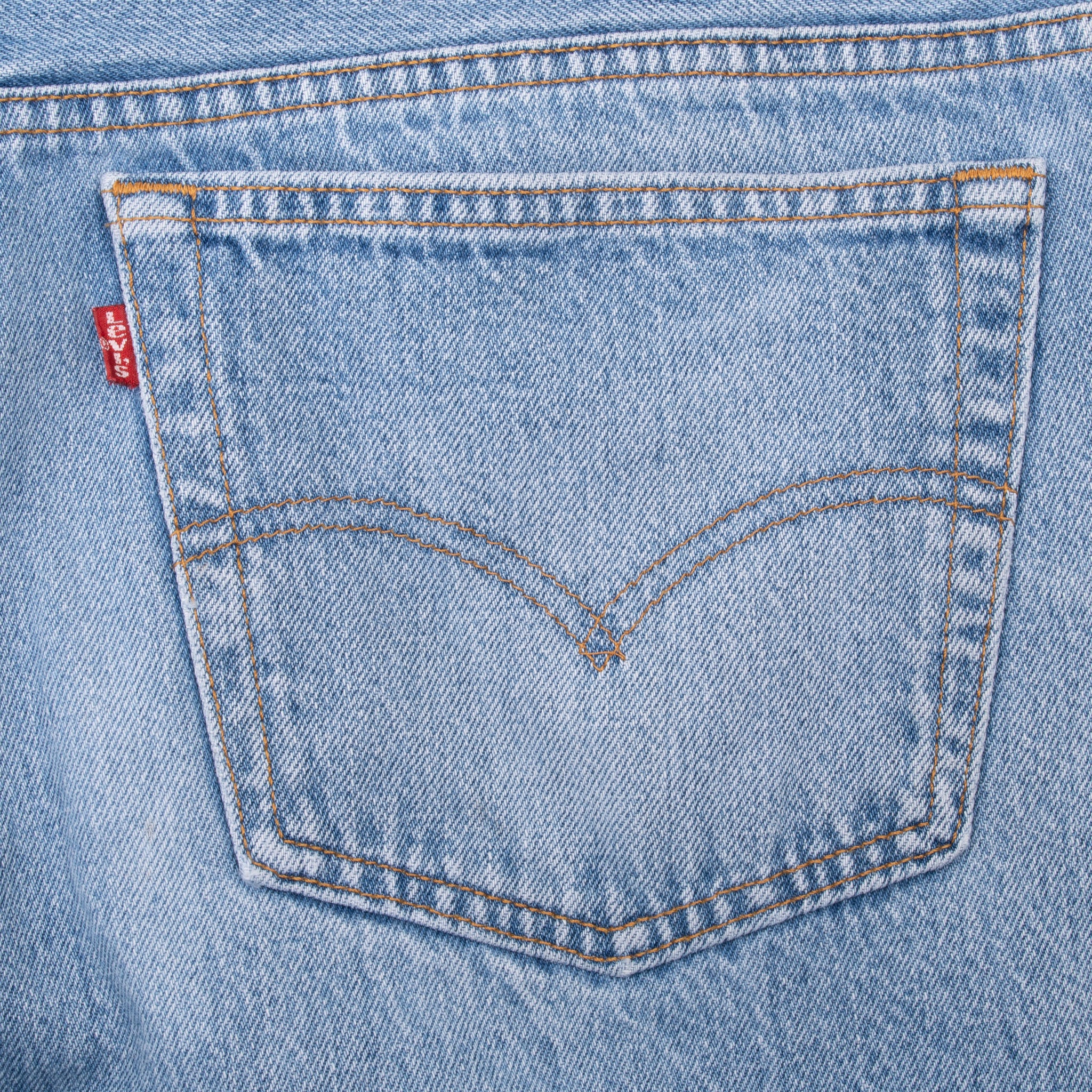 Vintage Levis 501 Indigo Blue Jeans 1990S Size 37X29 Made In Usa With A Medium Light Wash
Size On Tag 38X30 Actual Size 37X29
Back Button #532
