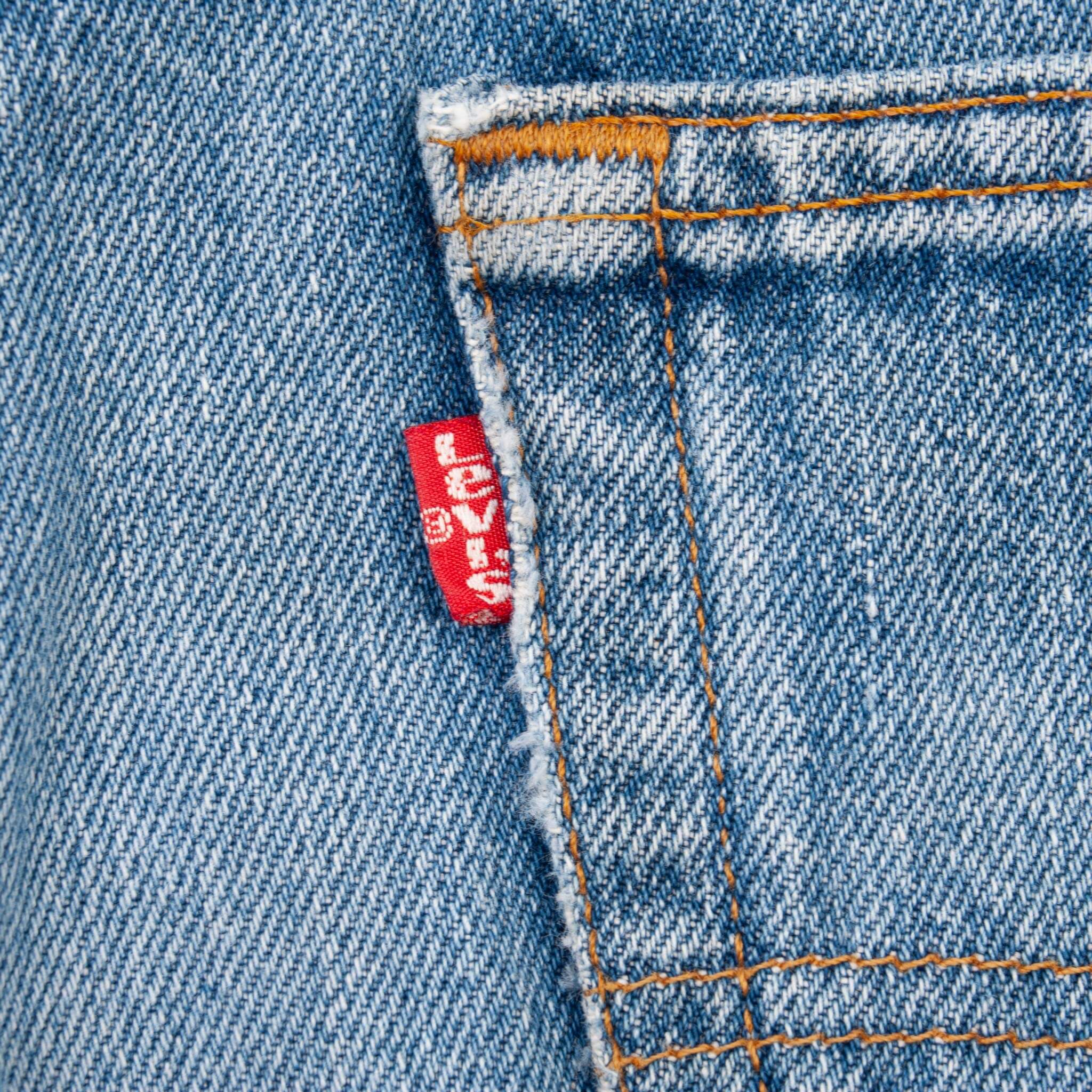 Vintage Levis 501 Indigo Jeans 1980S Size 38X27 Made In Usa With A Medium Wash With Light Whiskers
Size on Tag is 40X30 Actual Size Is 38X27
Back button #653