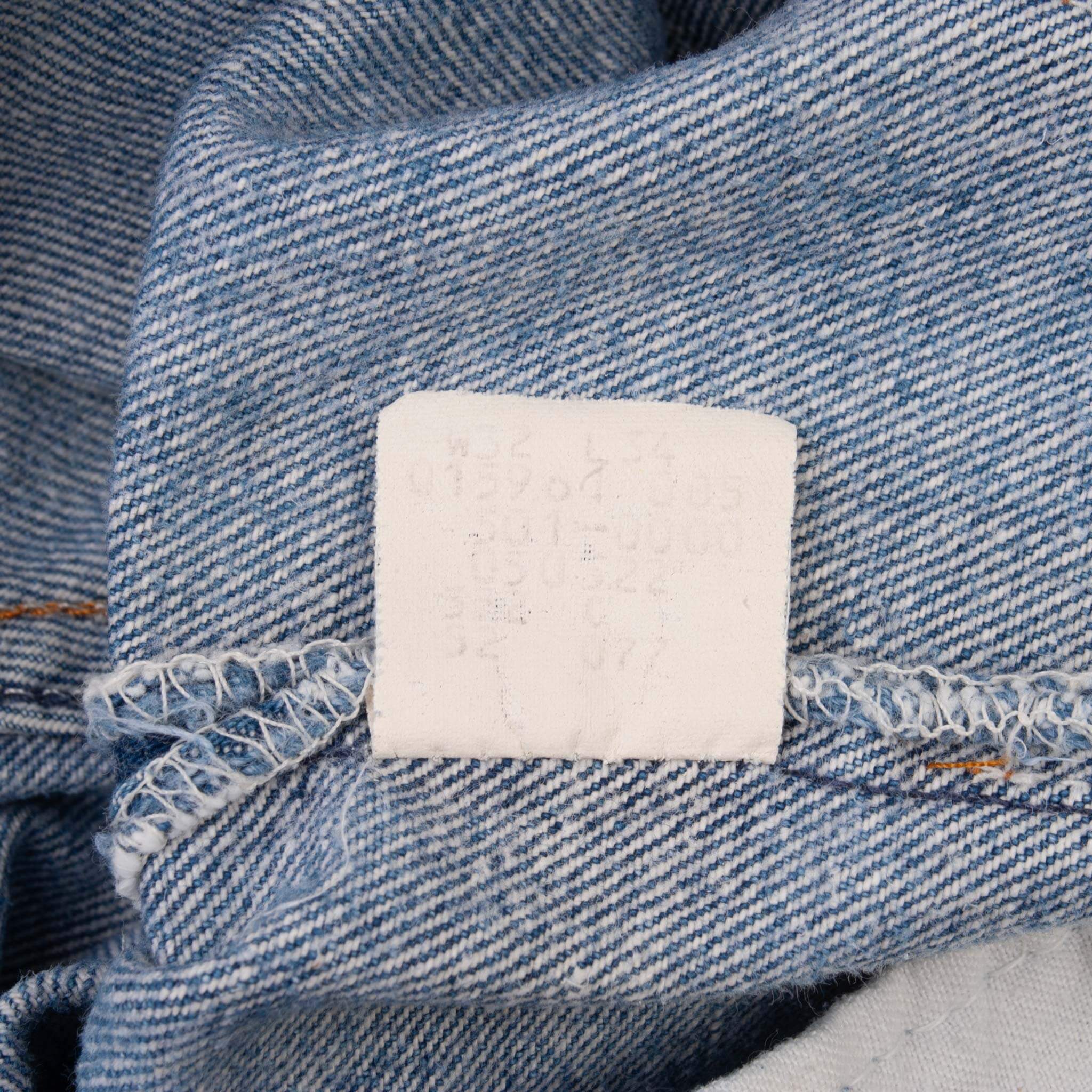 Vintage Levis 501 Indigo Jeans 1980S Size 31X29 Made In Usa With A Medium Light Wash With Some Light Whiskers
Size on Tag is 32X34 Actual Size Is 31X29
Back button #552