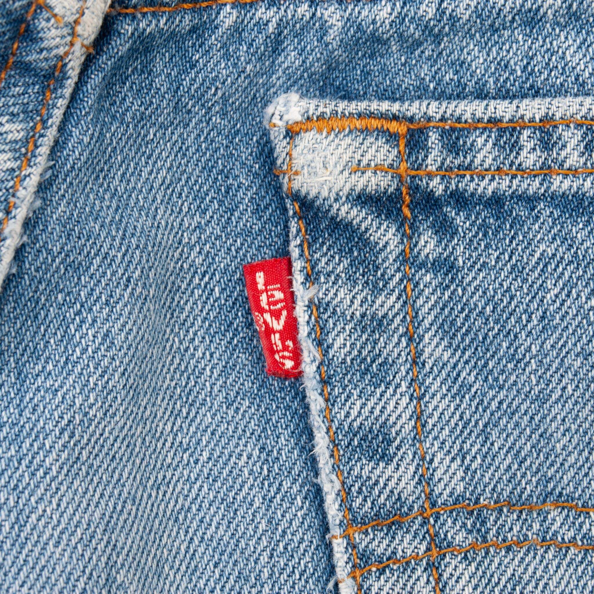 Vintage Levis 501 Indigo Jeans 1980S Size 31X29 Made In Usa With A Medium Light Wash With Some Light Whiskers
Size on Tag is 32X34 Actual Size Is 31X29
Back button #552