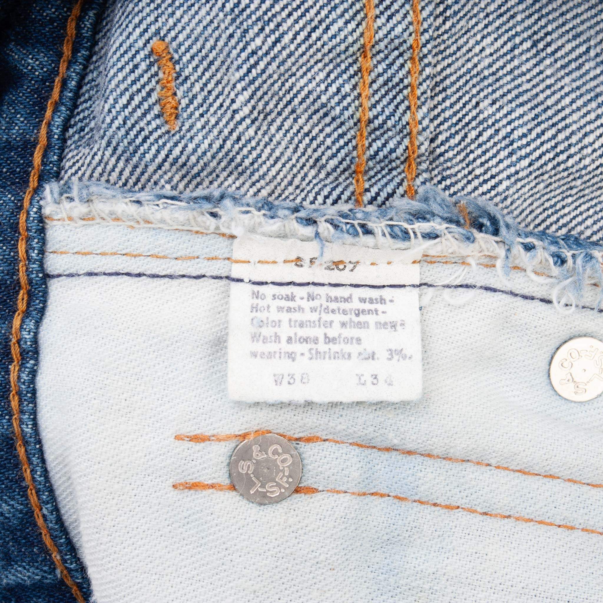 Vintage Levis 517 Bootcut Jeans Indigo 1980S Size W36 L33 Made In Usa With a Dark Wash
Size On Tag 38X34 Actual Size 36X33
Back Button #16