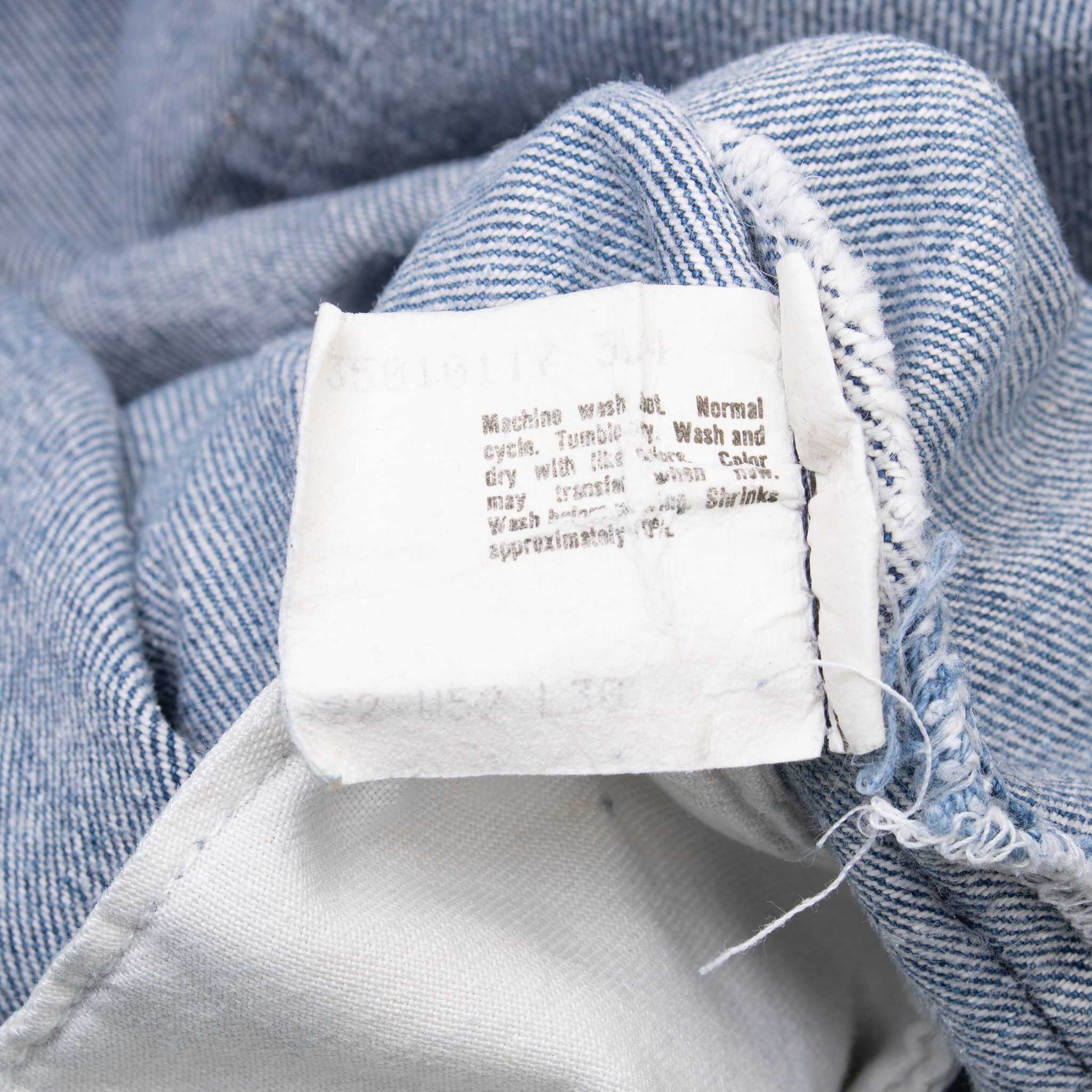 Beautiful Indigo Levis 501 Jeans 1980s Made in USA with Medium Wash
Size on tag 52X32 actual size 47X27
Back Button #524