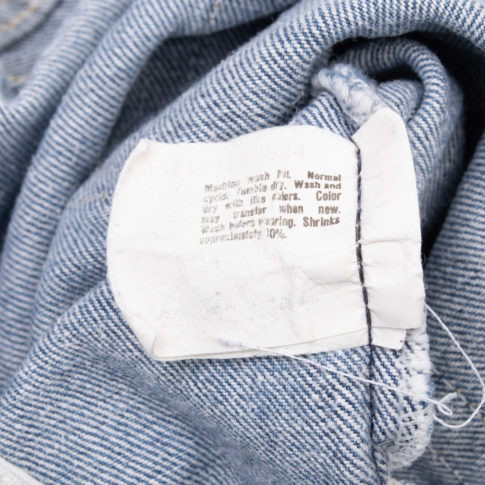 Beautiful Indigo Levis 501 Jeans 1980s Made in USA with Medium Wash
Size on tag 52X30 actual size 48X27
Back Button #524