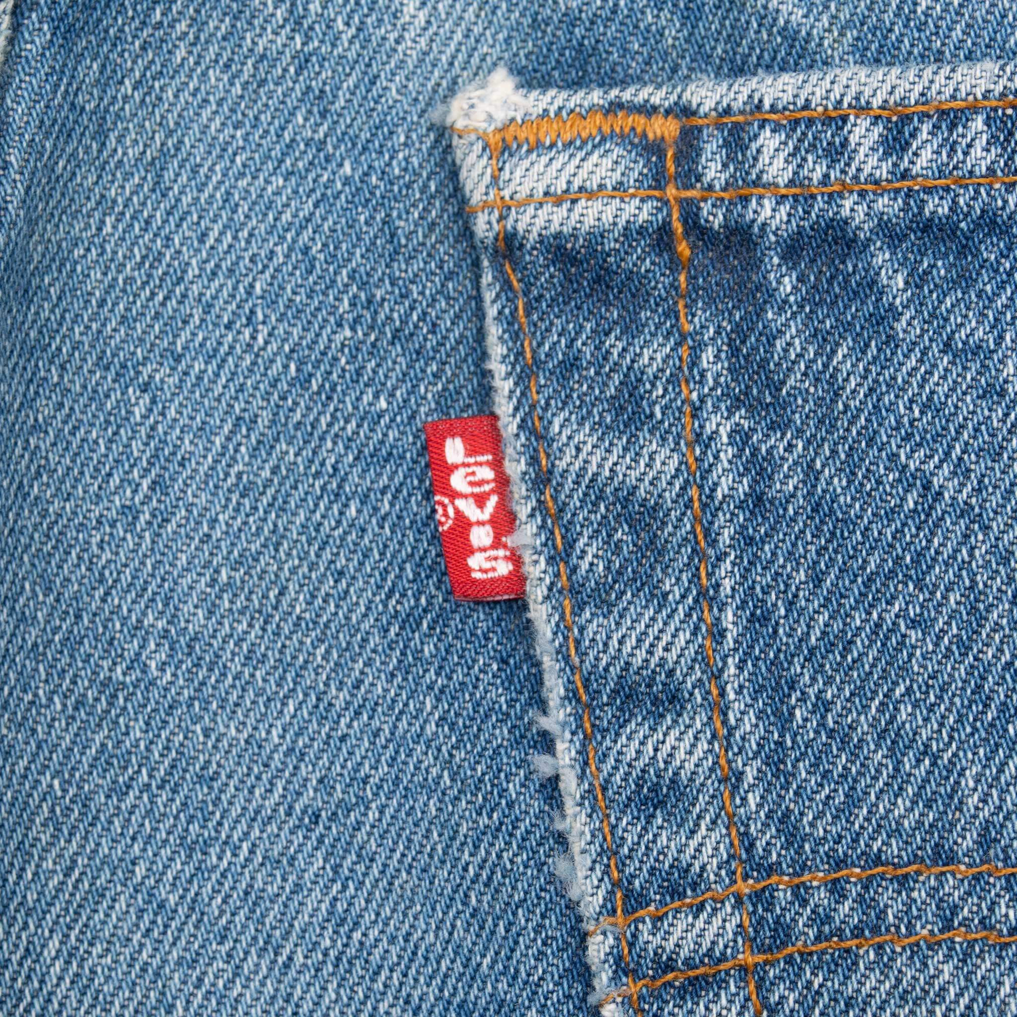 Vintage Levis 501 Indigo Jeans 1980S Size 31X29 Made In Usa With A Medium Wash With Some Light Whiskers
Size on Tag is 34X36 Actual Size Is 31X31
Back button #515