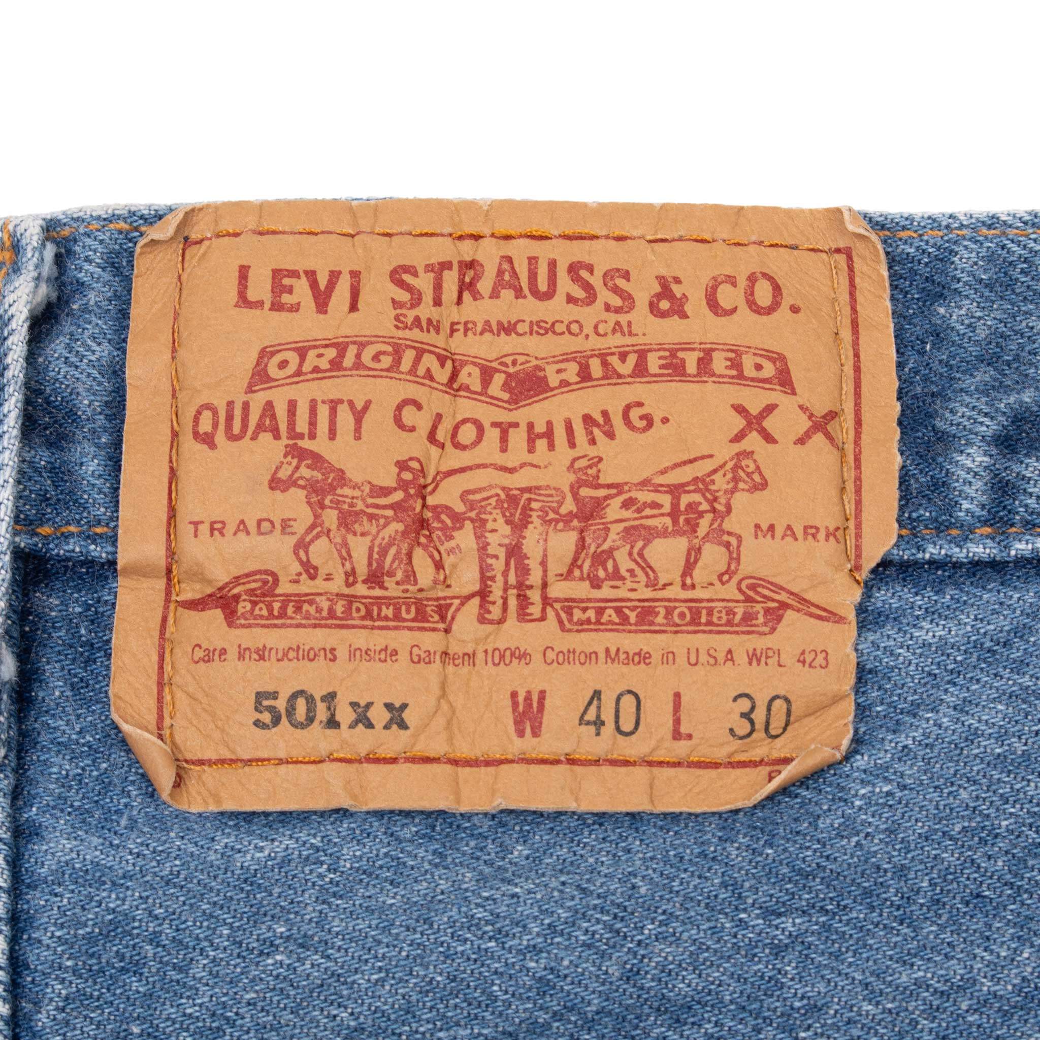 Vintage Levis 501 Indigo Blue Jeans 1980S Size 36X24 Made In Usa
Size on Tag is 40X30 Actual Size Is 36X24
Back button #653
