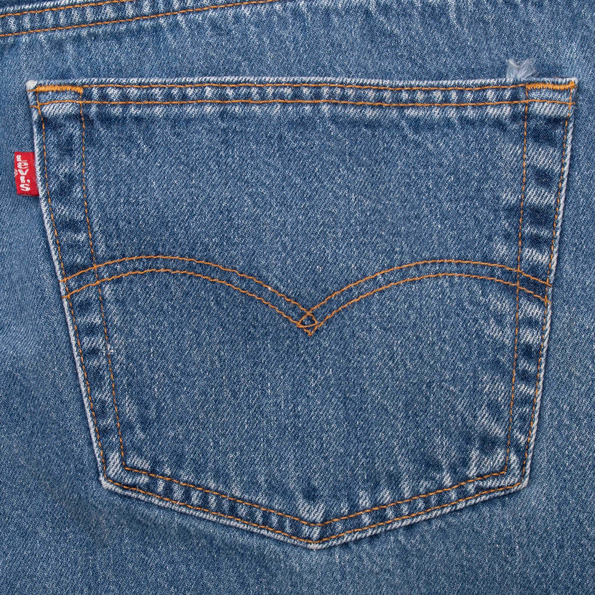 Vintage Levis 501 Indigo Blue Jeans 1980S Size 36X24 Made In Usa
Size on Tag is 40X30 Actual Size Is 36X24
Back button #653