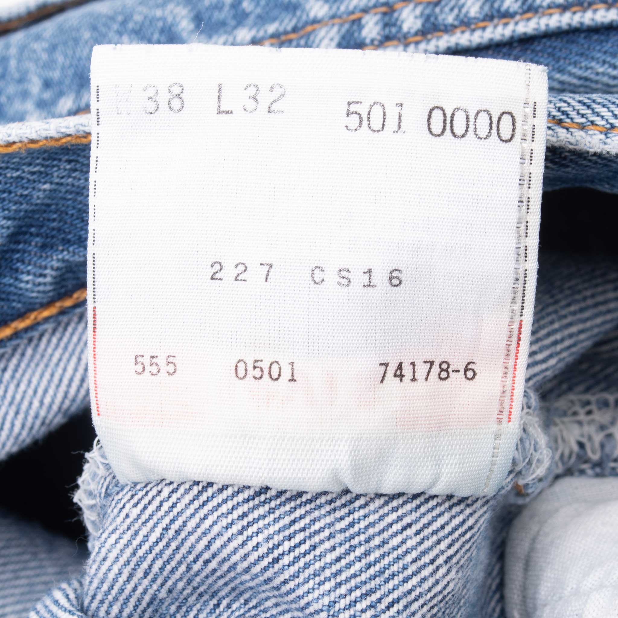 Vintage Preshrunk Levis 501 Indigo Jeans 1990S Size 35X29 Made In Usa With A Medium Light Wash
Size on Tag 36X33 Actual size 35X29
Back Button #555