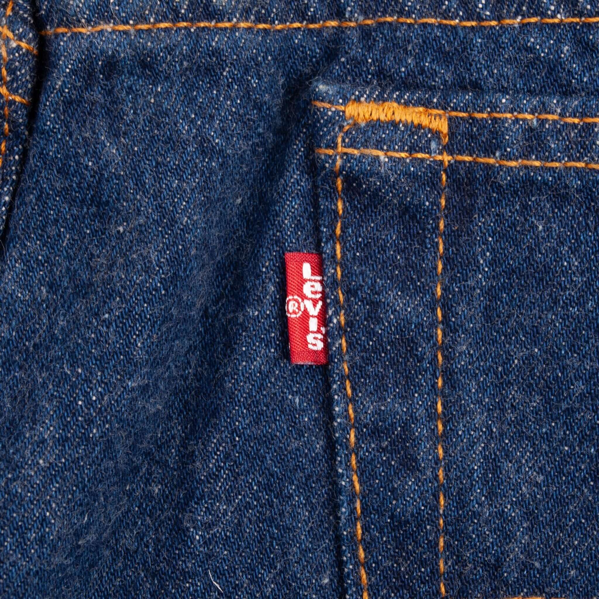 Vintage Levis 501 Indigo Dark Wash Jeans 1980S Size 40X28 Made In Usa
Size On Tag 40X32 Actual Size 40X28 (Unstitched hem)
Back Button #520