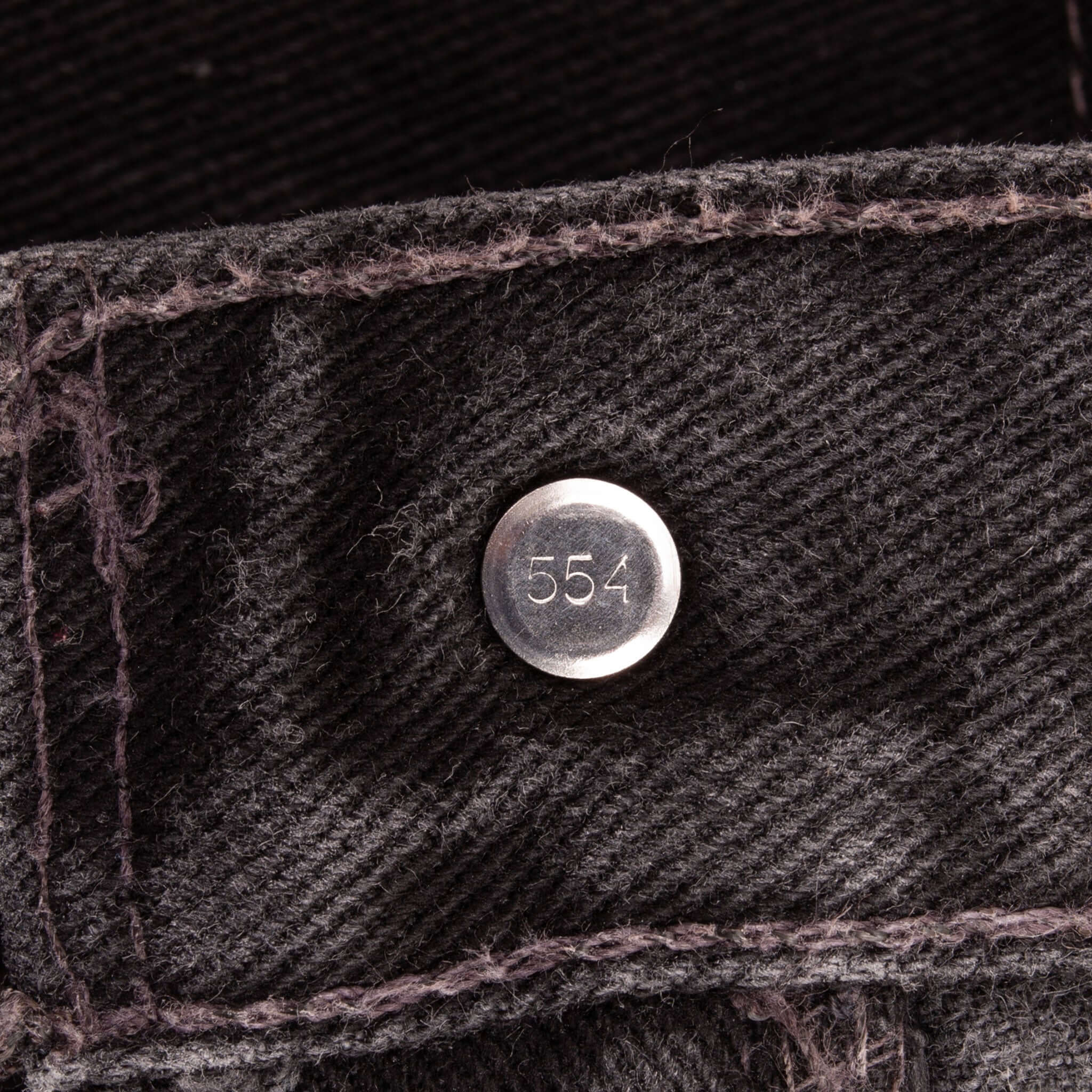 Vintage Levis 550 Relaxed Fit Black Jeans 1980S Size W34 L32 Made In Usa
Size On Tag 34X32 (Same Actual Size)
Back Button #554