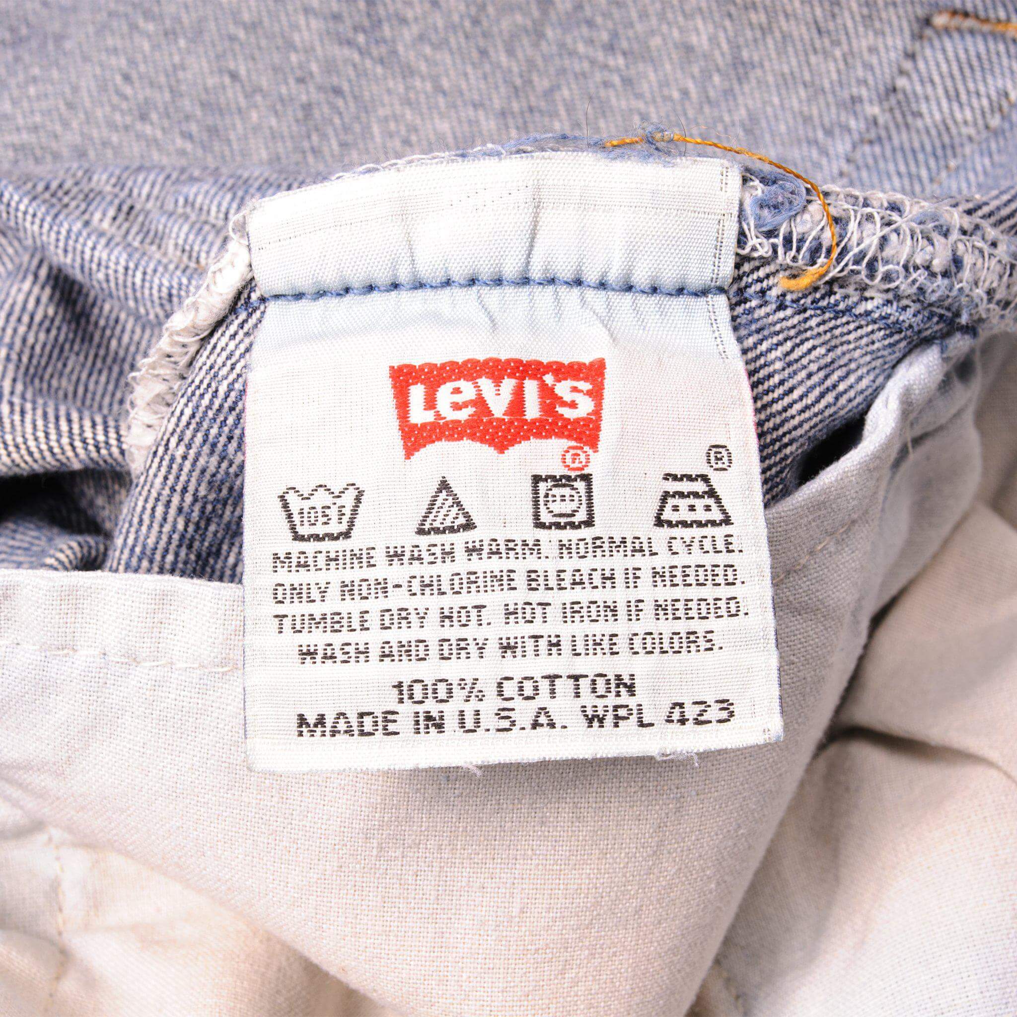 Beautiful Indigo Levis 501 Jeans Made in USA with a medium blue wash and a nice contrast of light and medium blue. Size on Tag 32X30 ACTUAL SIZE 32X29 Back Button #532