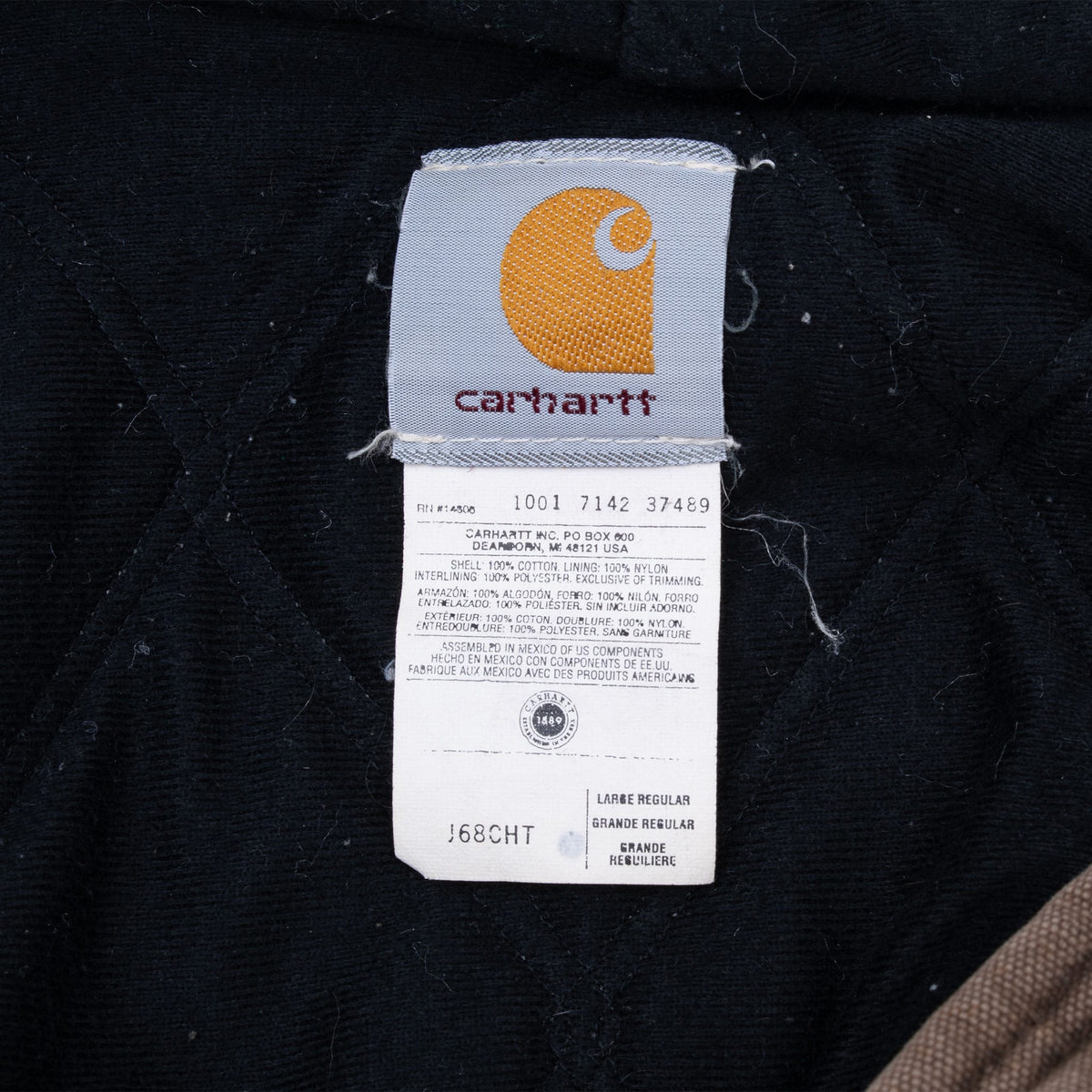 Carhartt interior label showing J68CHT style and Large Regular size on black quilted lining