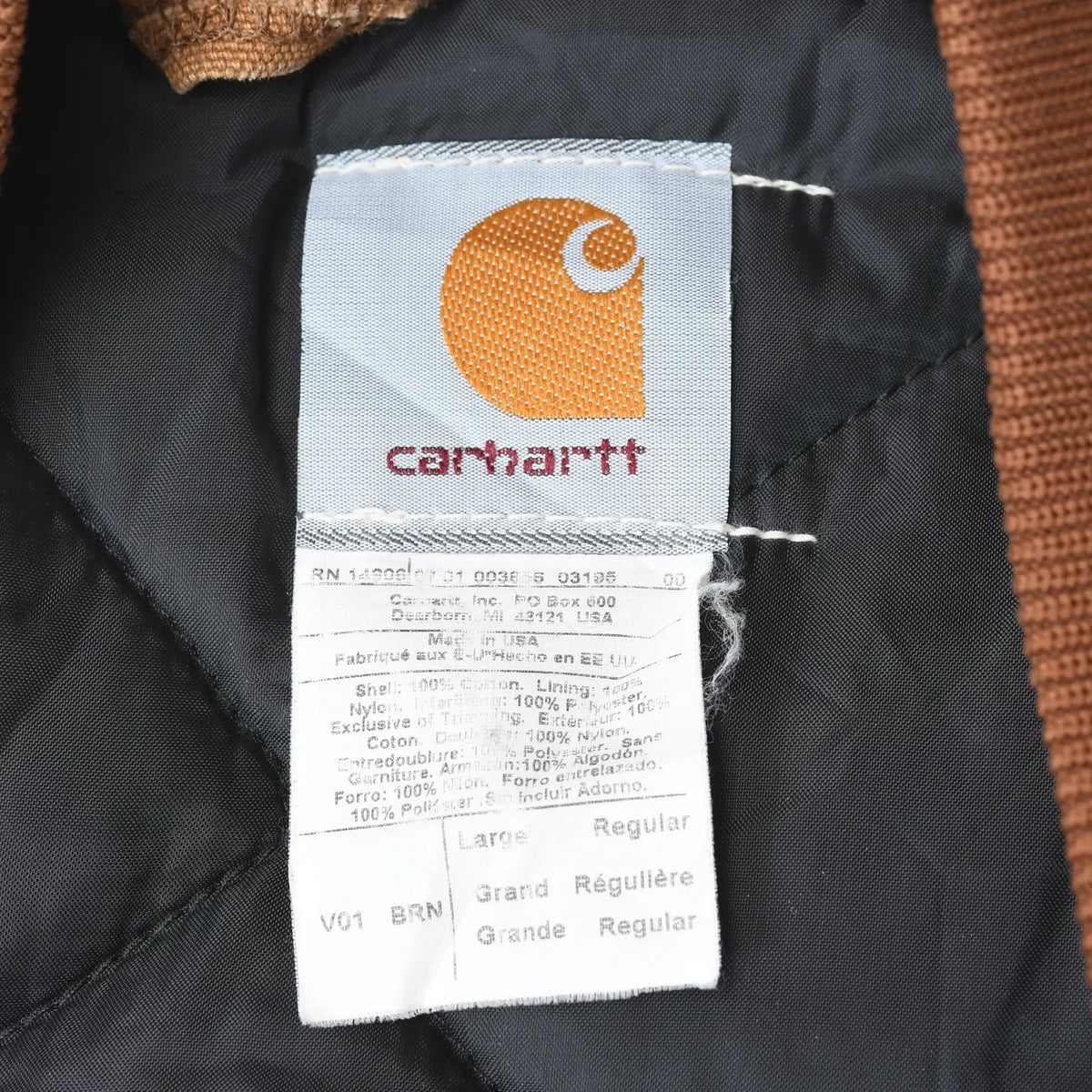 Carhartt V01 BRN Large Regular care and model label on black quilted vest lining
