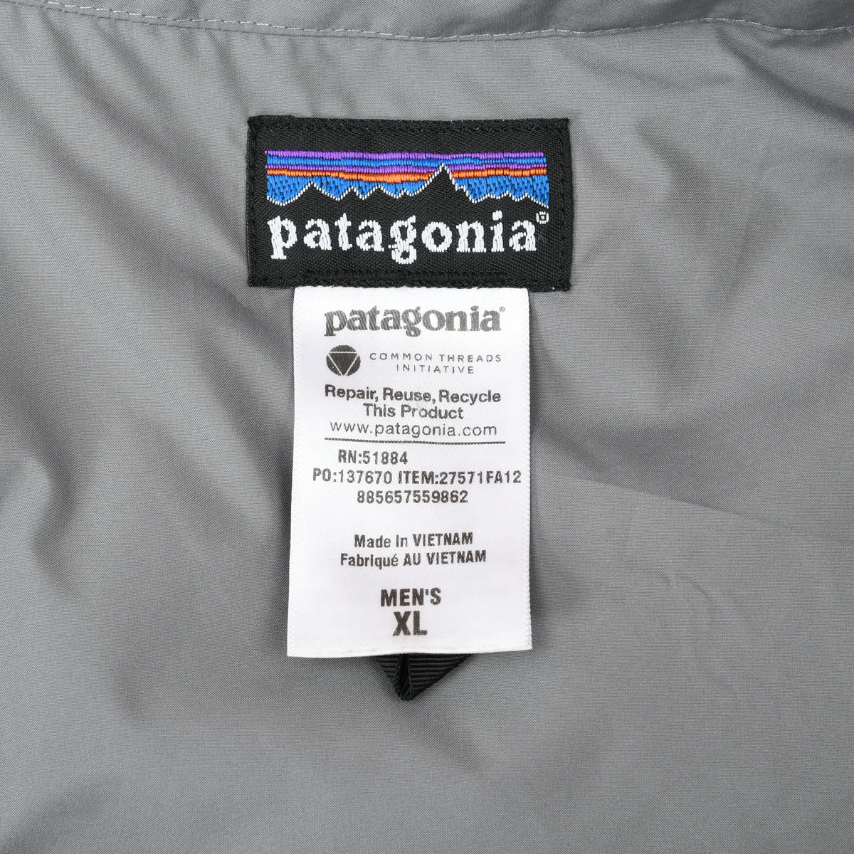 Patagonia interior brand and Common Threads labels showing men's XL and product details