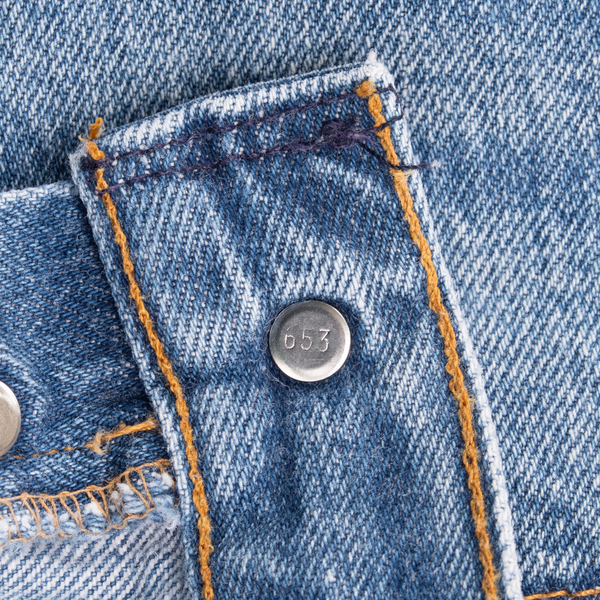 Vintage Preshrunk Levis 501 Indigo Jeans 1990S Size 33X30 W33 L30 Made In Usa With A Medium Wash And some light Whiskers
Size on Tag 35X34 Actual size 33X30
Back Button #653
