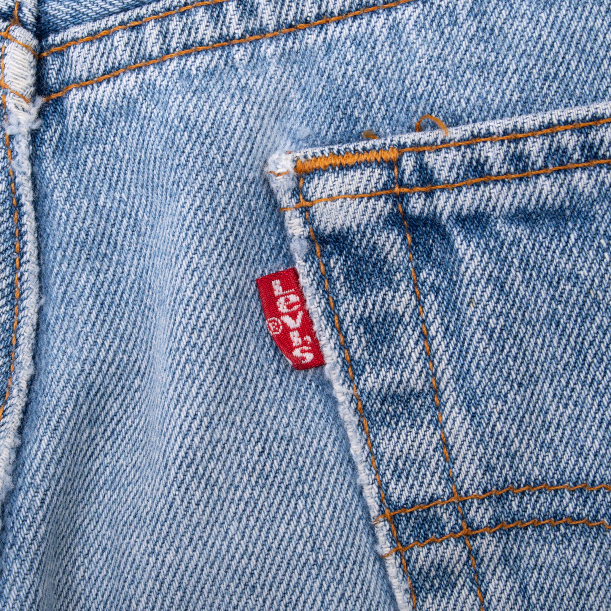 Vintage Levis 501 Indigo Blue Jeans 1980S Size 32X32 Made In Usa With A Medium Light Wash
Size on Tag is 35X36 Actual Size Is 32X32
Back button #653