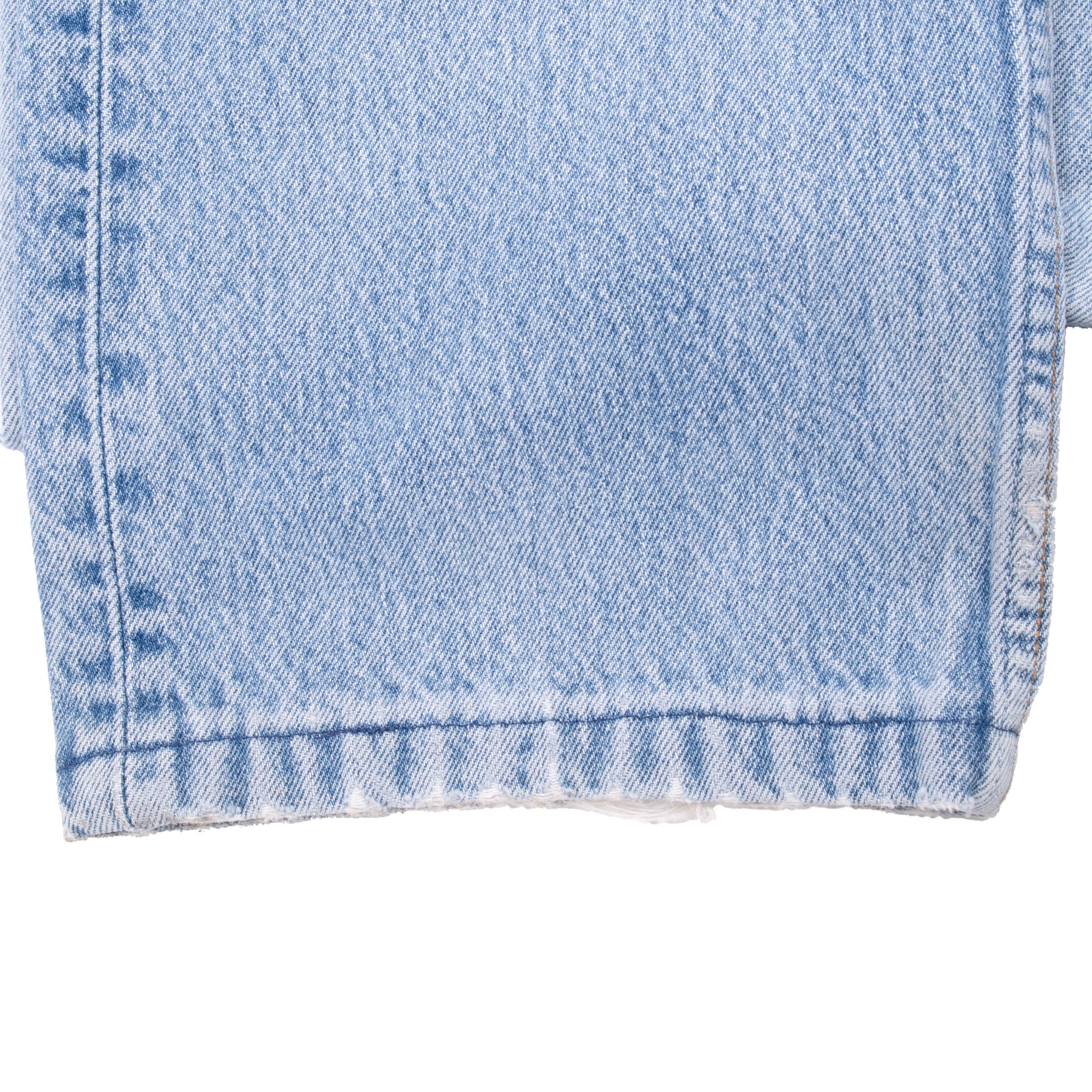 Vintage Levis 501 Indigo Blue Jeans 1990S Size 37X31 Made In Usa With A Medium Wash
Size on Tag is 38X36 Actual Size Is 37X31
Not Original Hem
Back button #552