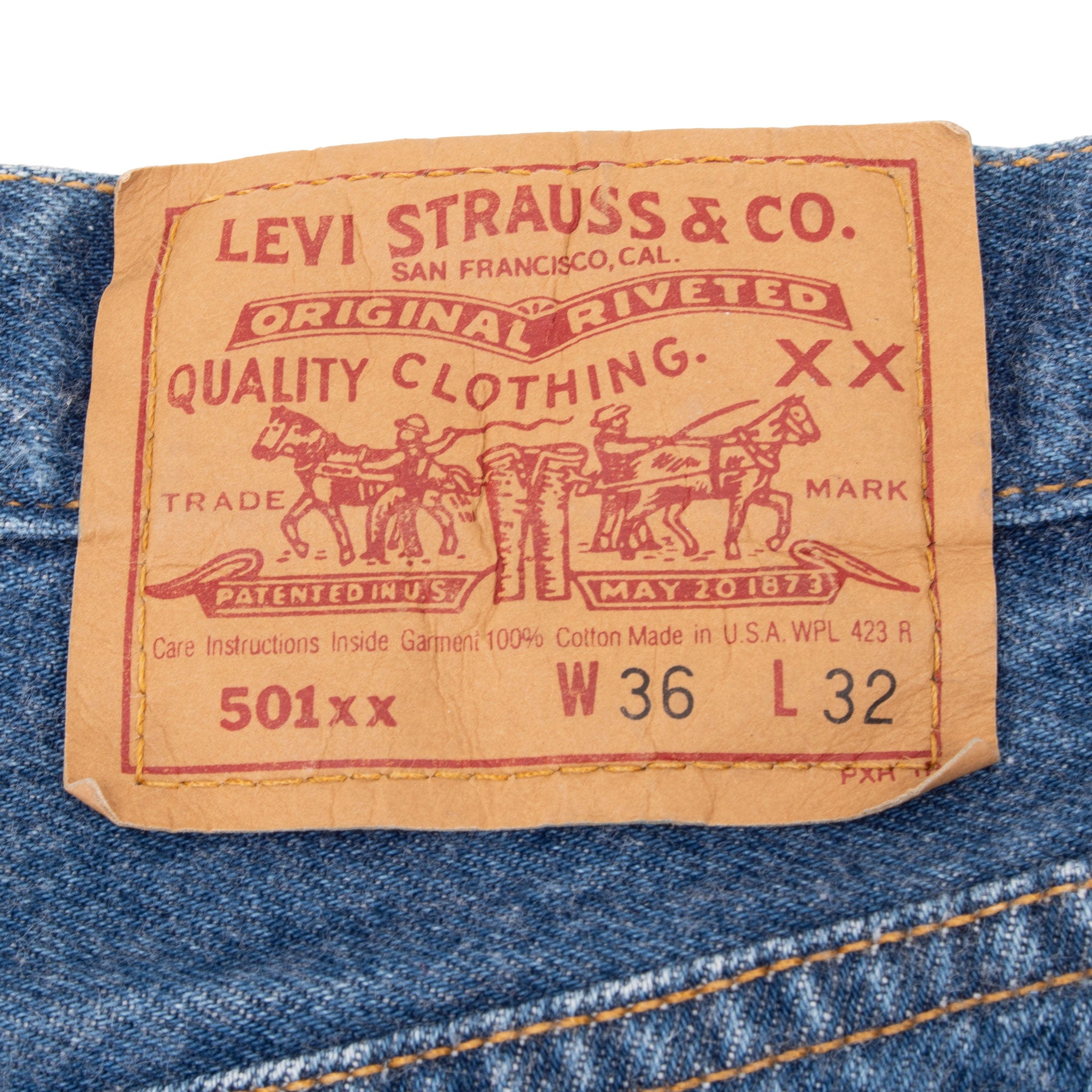 Vintage Levis 501 Indigo Blue Jeans 1980S Size 34X29 Made In Usa With A Medium Wash
Size on Tag is 36X32 Actual Size Is 33X29
Back button #552