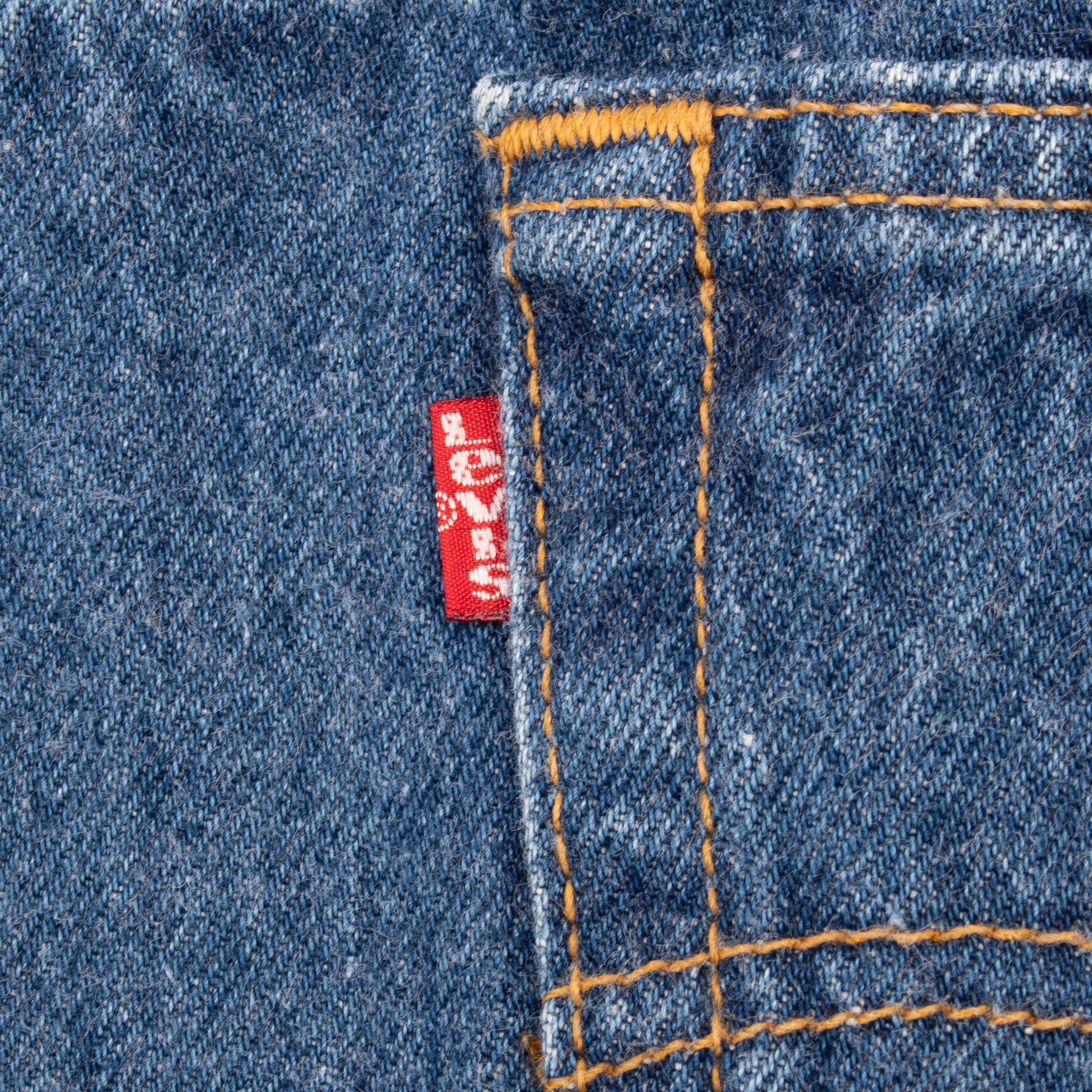 Vintage Levis 501 Indigo Blue Jeans 1980S Size 34X29 Made In Usa With A Medium Wash
Size on Tag is 36X32 Actual Size Is 33X29
Back button #552