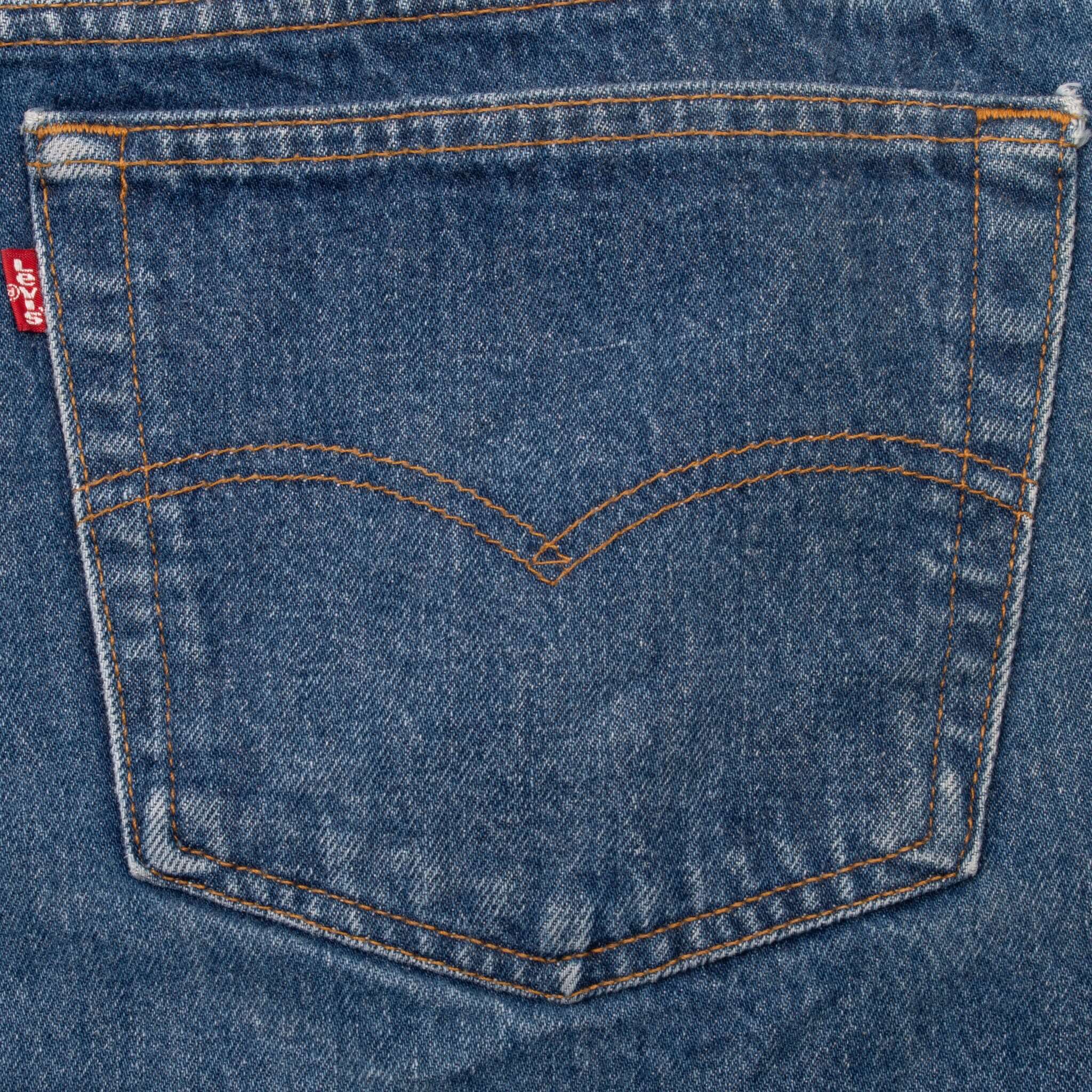 Vintage Levis 501 Indigo Blue Jeans 1980S Size 38X27 Made In Usa With A Medium Wash
Size on Tag 44X32 Actual Size 41X29
Back Button #552