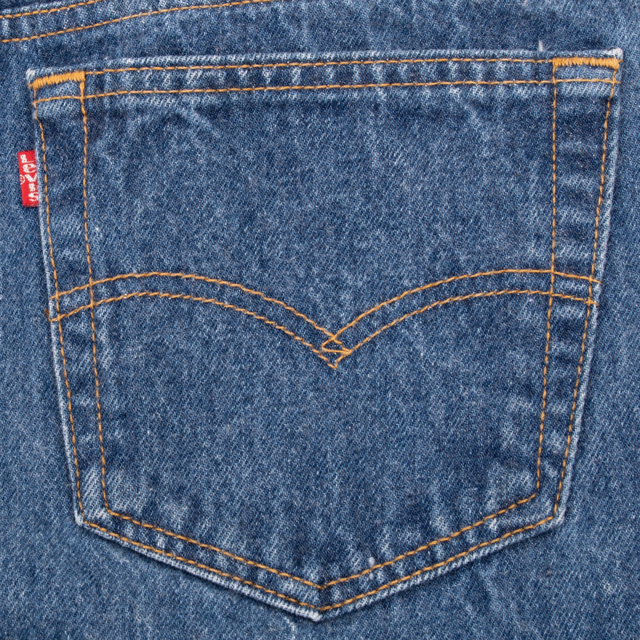 Vintage Levis 501 Indigo Blue Jeans 1980S Size 34X29 Made In Usa With A Medium Wash
Size on Tag is 36X32 Actual Size Is 33X29
Back button #552