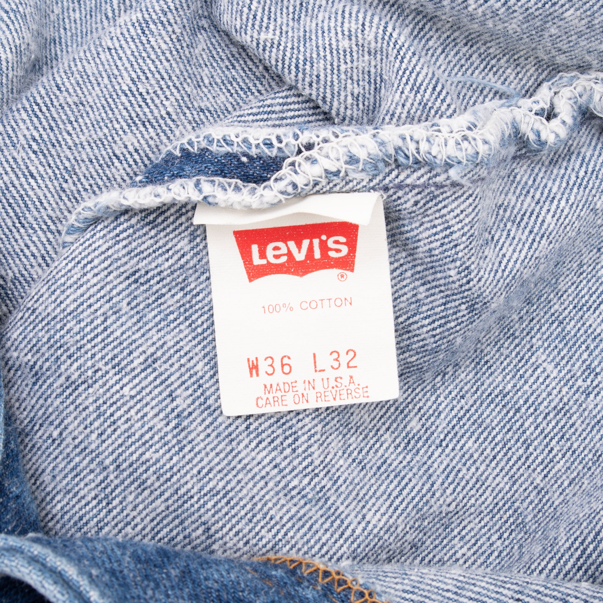 Vintage Levis 501 Indigo Blue Jeans 1980S Size 34X29 Made In Usa With A Medium Wash
Size on Tag is 36X32 Actual Size Is 33X29
Back button #552