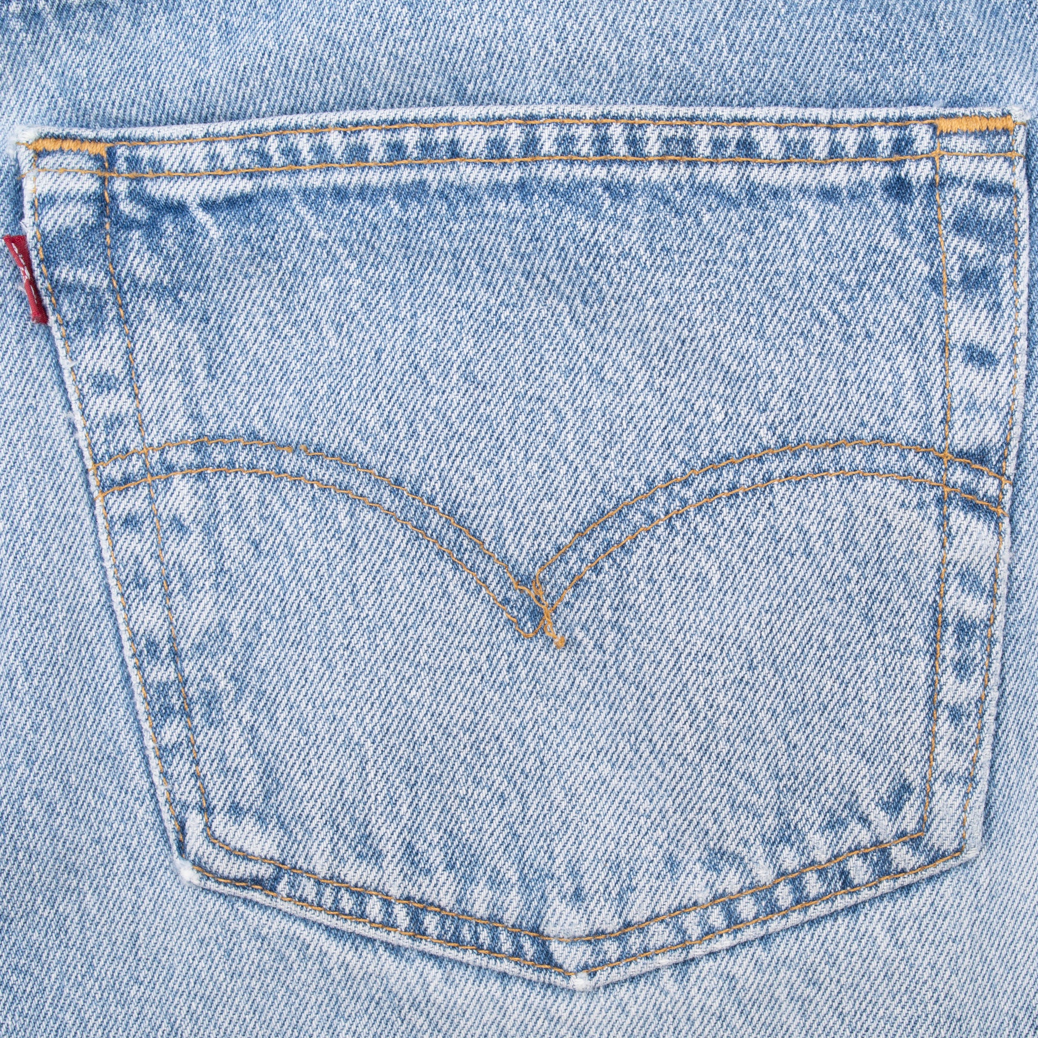 Vintage Levis 501 Indigo Blue Jeans 1990S Size 40X29 Made In USA With A Beautiful Light Wash And Some Light Whiskers
Size on Tag 40X30 Actual size 39X30
Back Button #553