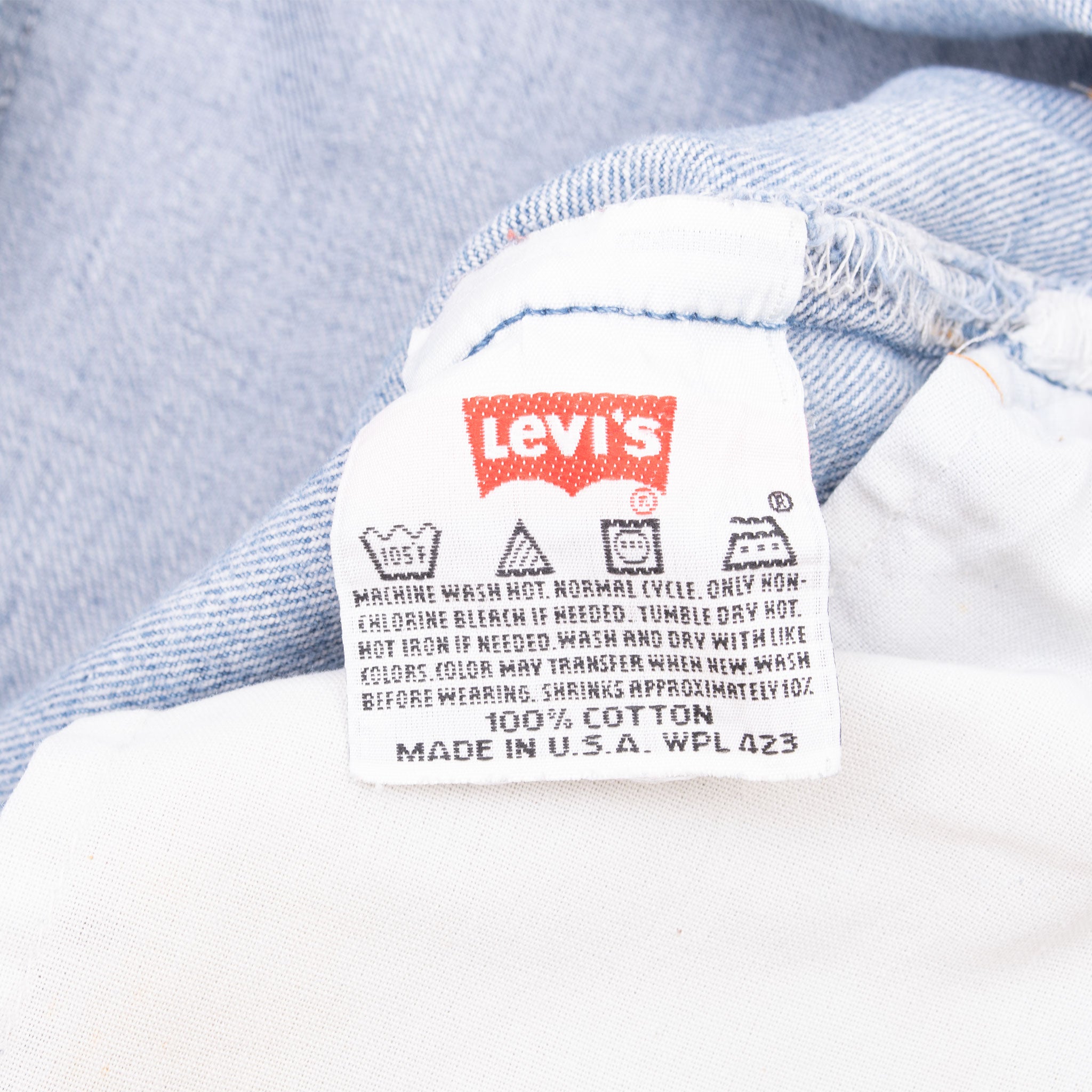 Vintage Levis 501 Indigo Blue Jeans 1990S Size 39X27 Made In USA With A Beautiful Light Wash And Some Light Whiskers
Size on Tag 42X30 Actual size 39X27
Back Button #553
