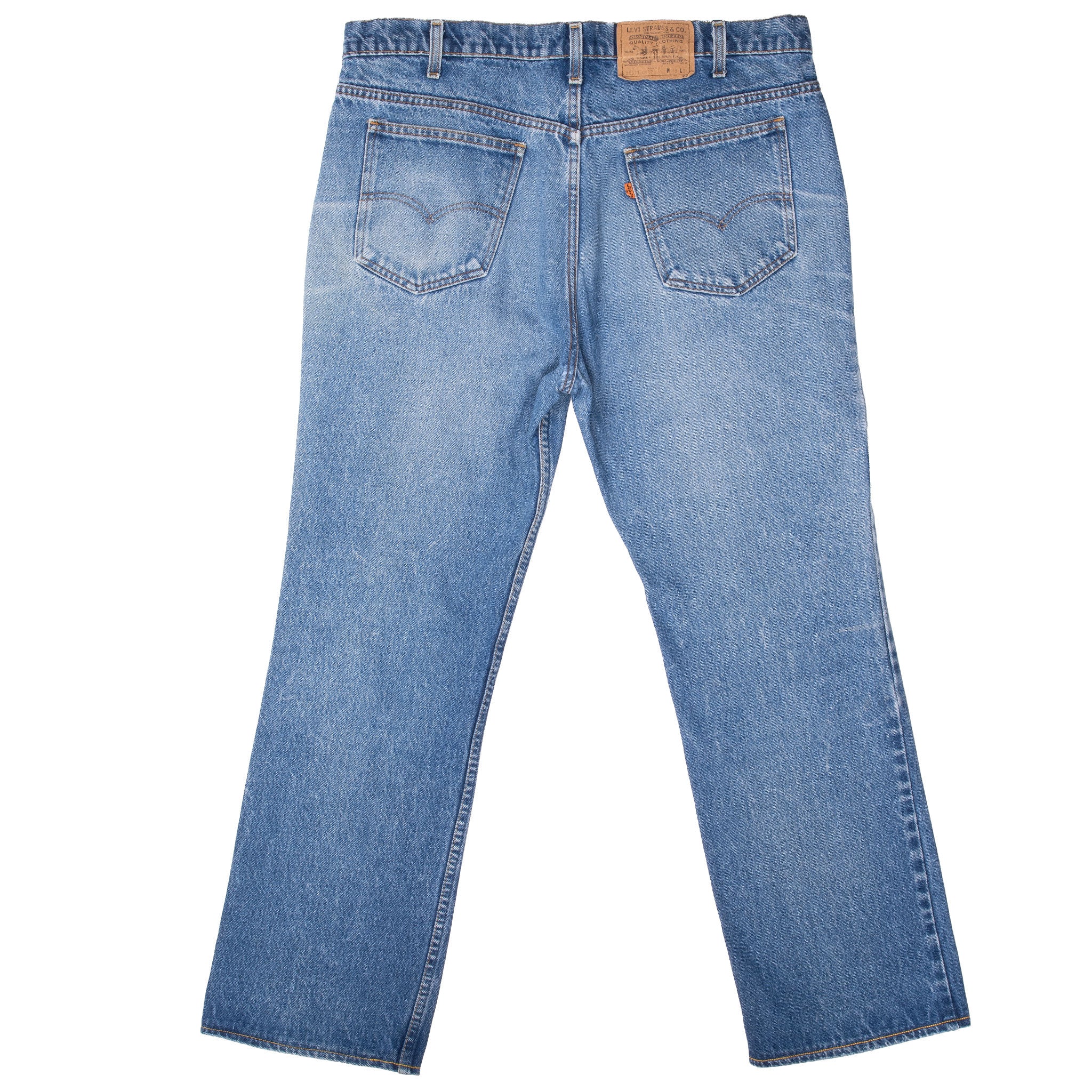 Vintage Levis 517 Bootcut Orange Tab Indigo Jeans 1980S Size 39X29 Made In Usa
Size On Tag 40X34 Actual Size 39X29
Back Button #549
Not Original Hem