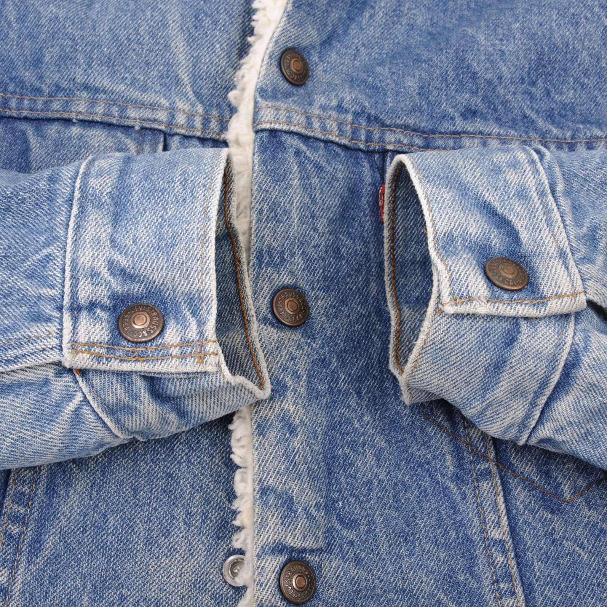 Vintage Levis Sherpa Trucker Denim Jacket 2 Pockets Medium Light Wash Clean 1970s Size 40R Made In USA Back Button #52