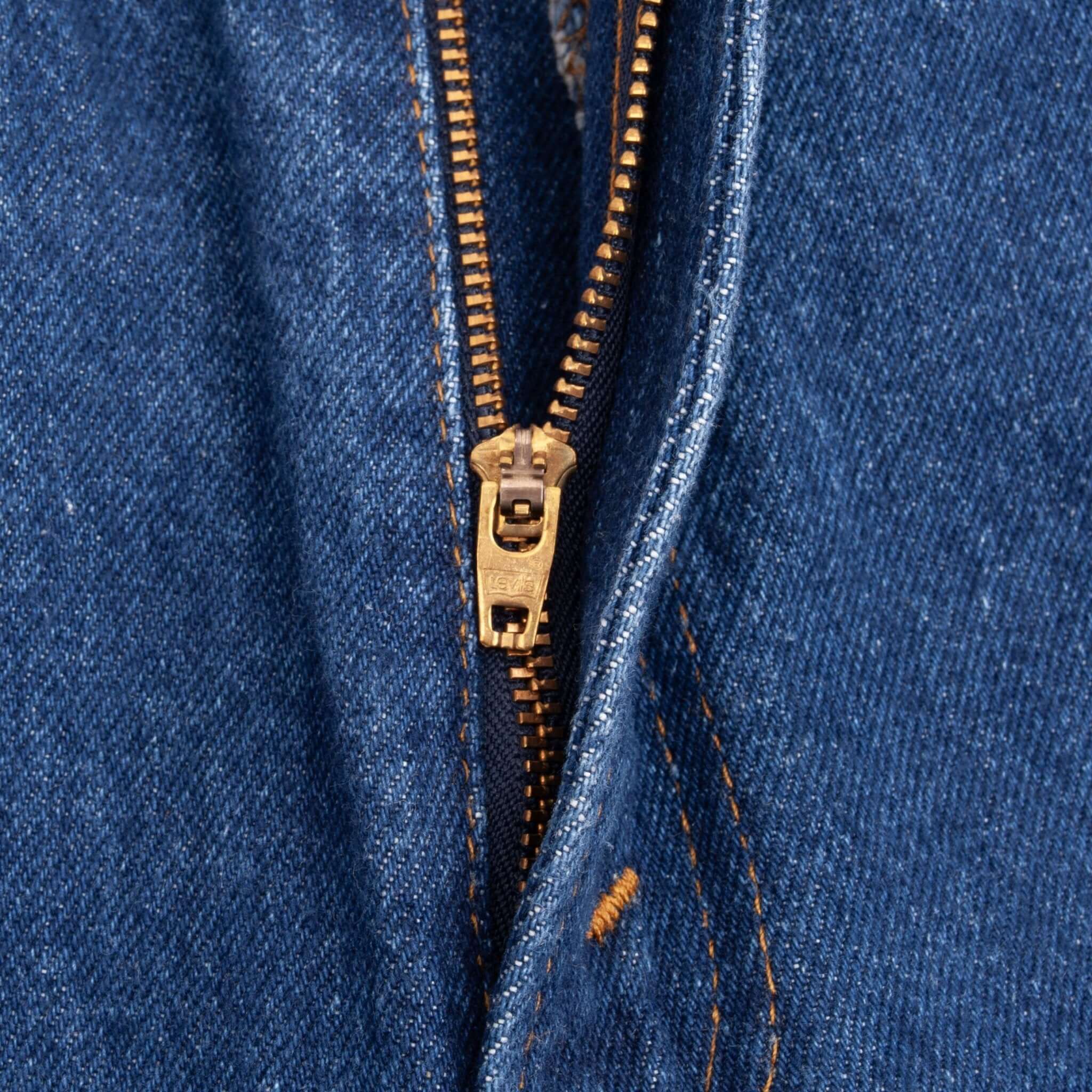 Beautiful Indigo Levis 505 Jeans Made in USA with a medium blue wash.  Size on Tag 32X30  Back Button #552