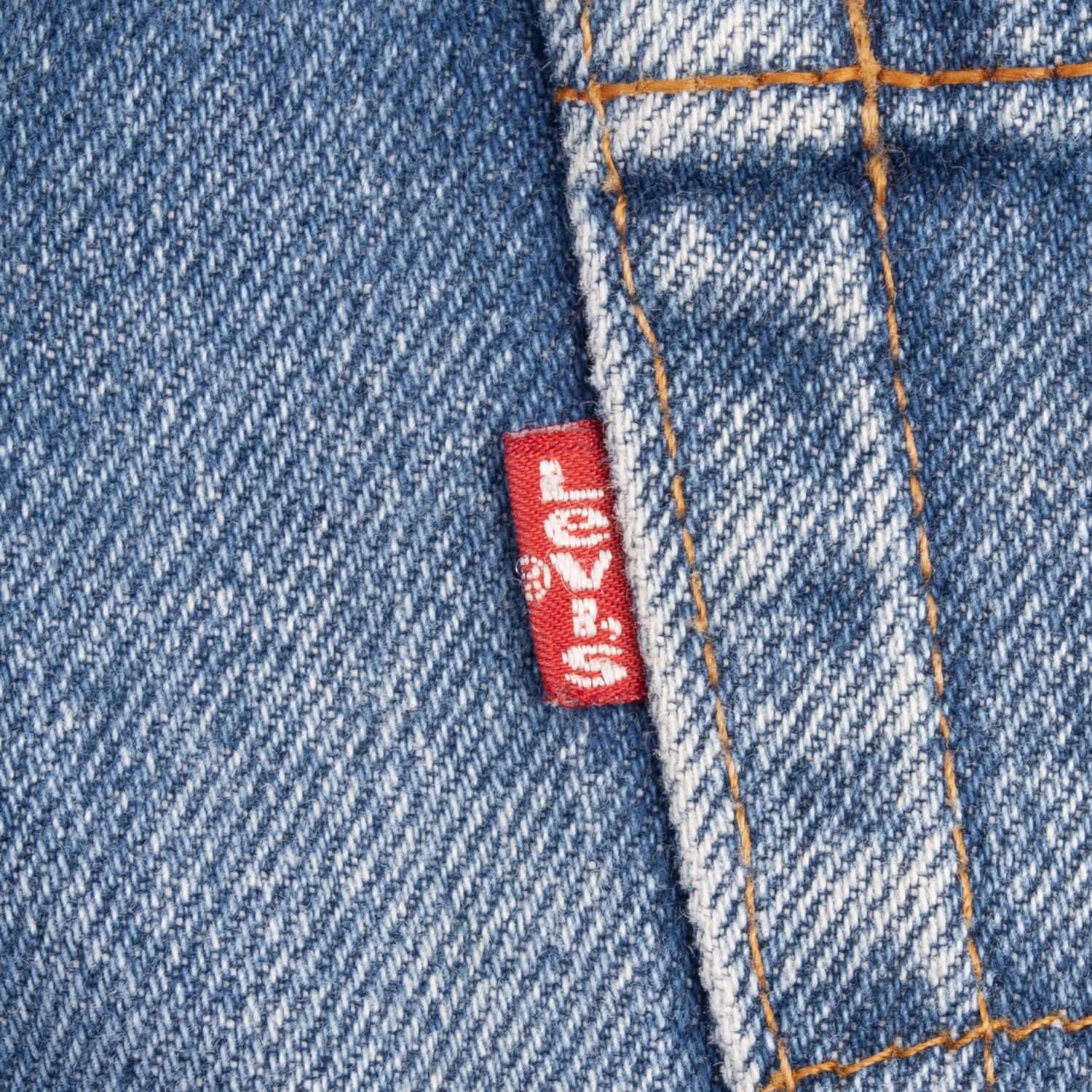 Beautiful Indigo Levis 505 Jeans Made in USA with a medium light blue wash.  Size on Tag 31X34  Back Button #650